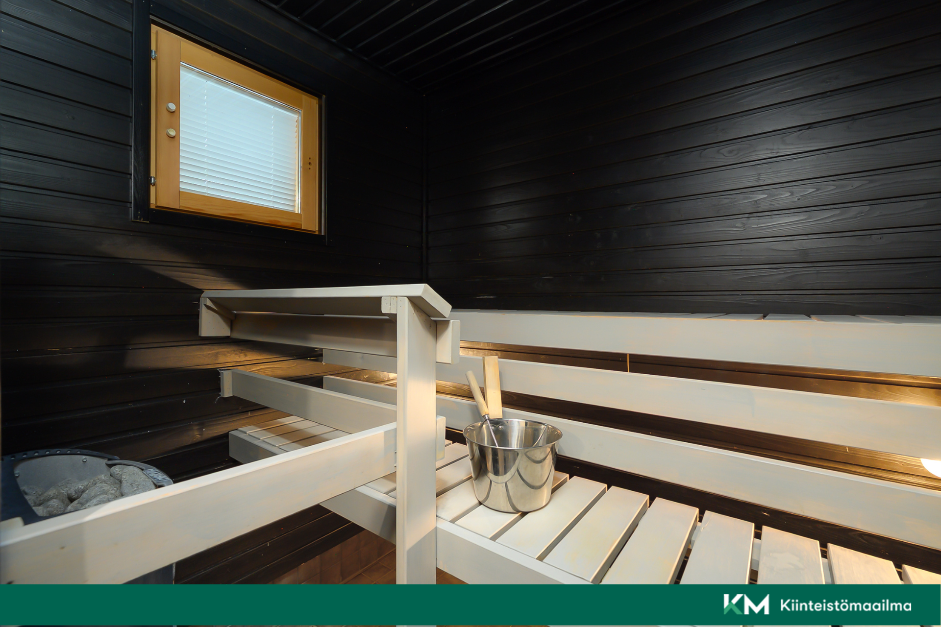 Tumma sauna vaaleilla lauteilla