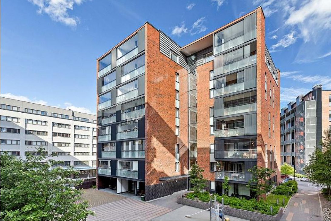 sisäänkäynnin julkisivua