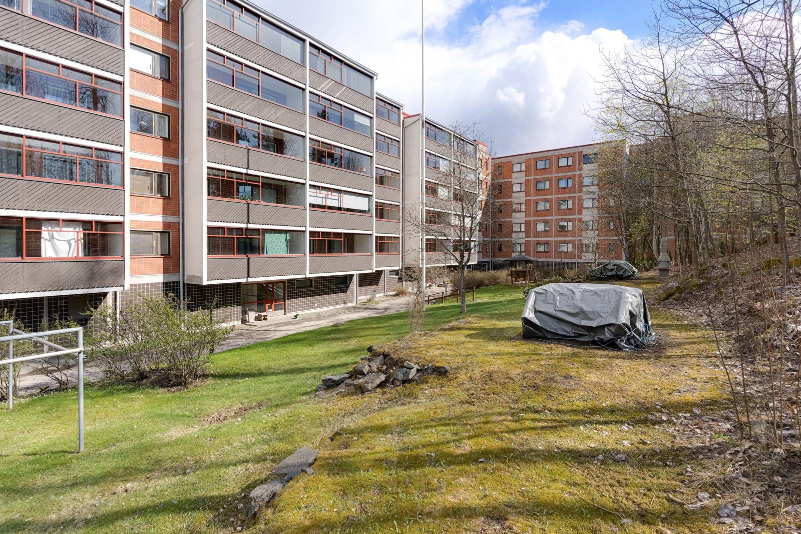 Eskolantie 8-10, Pukinmäki, Helsinki