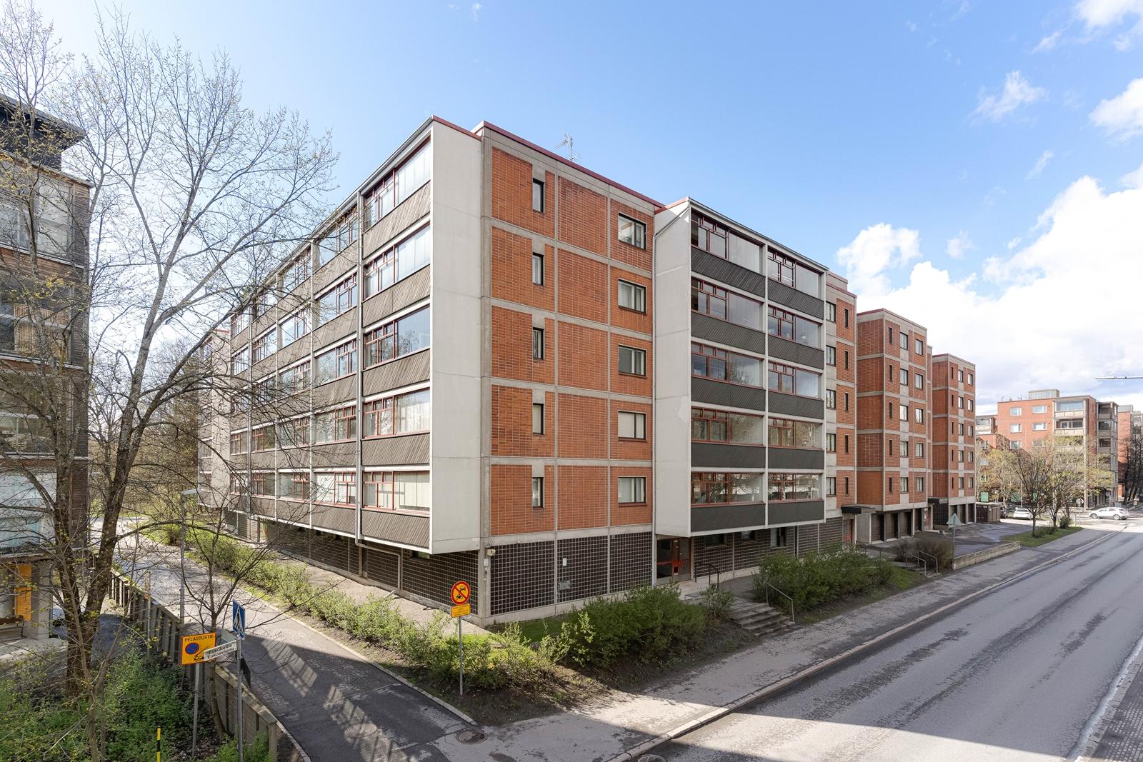 Eskolantie 8-10, Pukinmäki, Helsinki