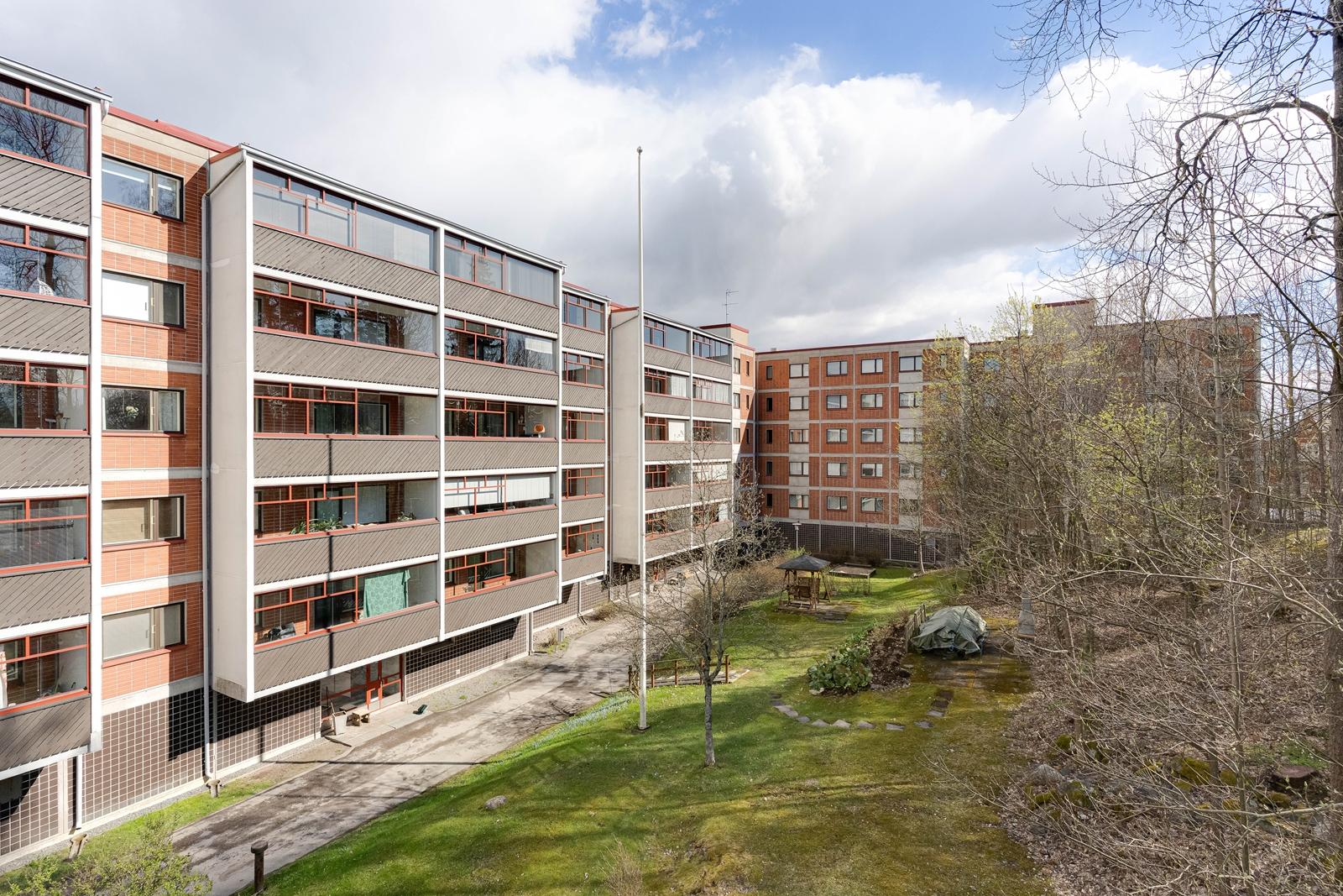 Eskolantie 8-10, Pukinmäki, Helsinki