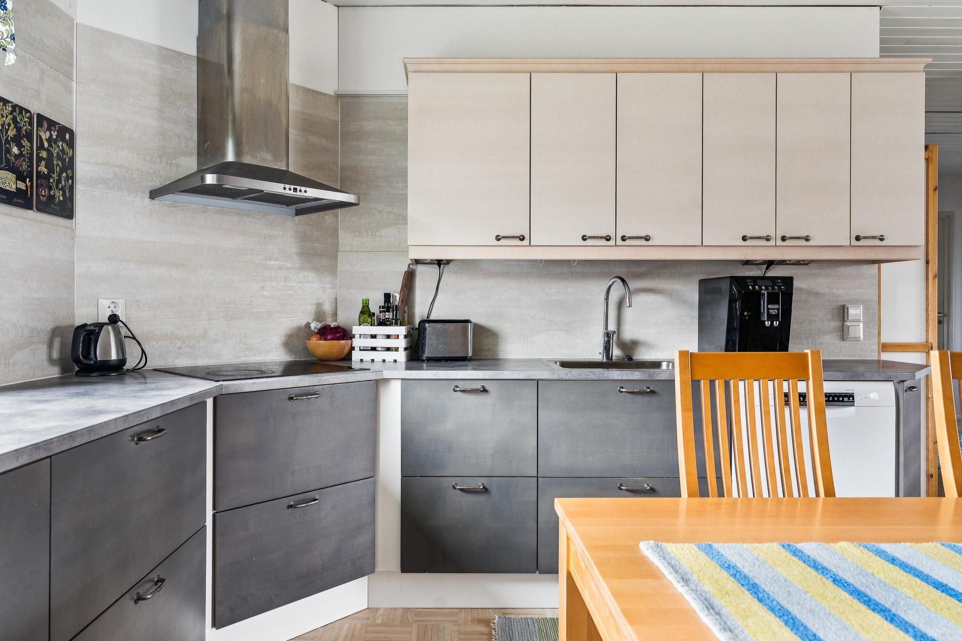 Keittiössä hyvin kaappi- ja laskutilaa