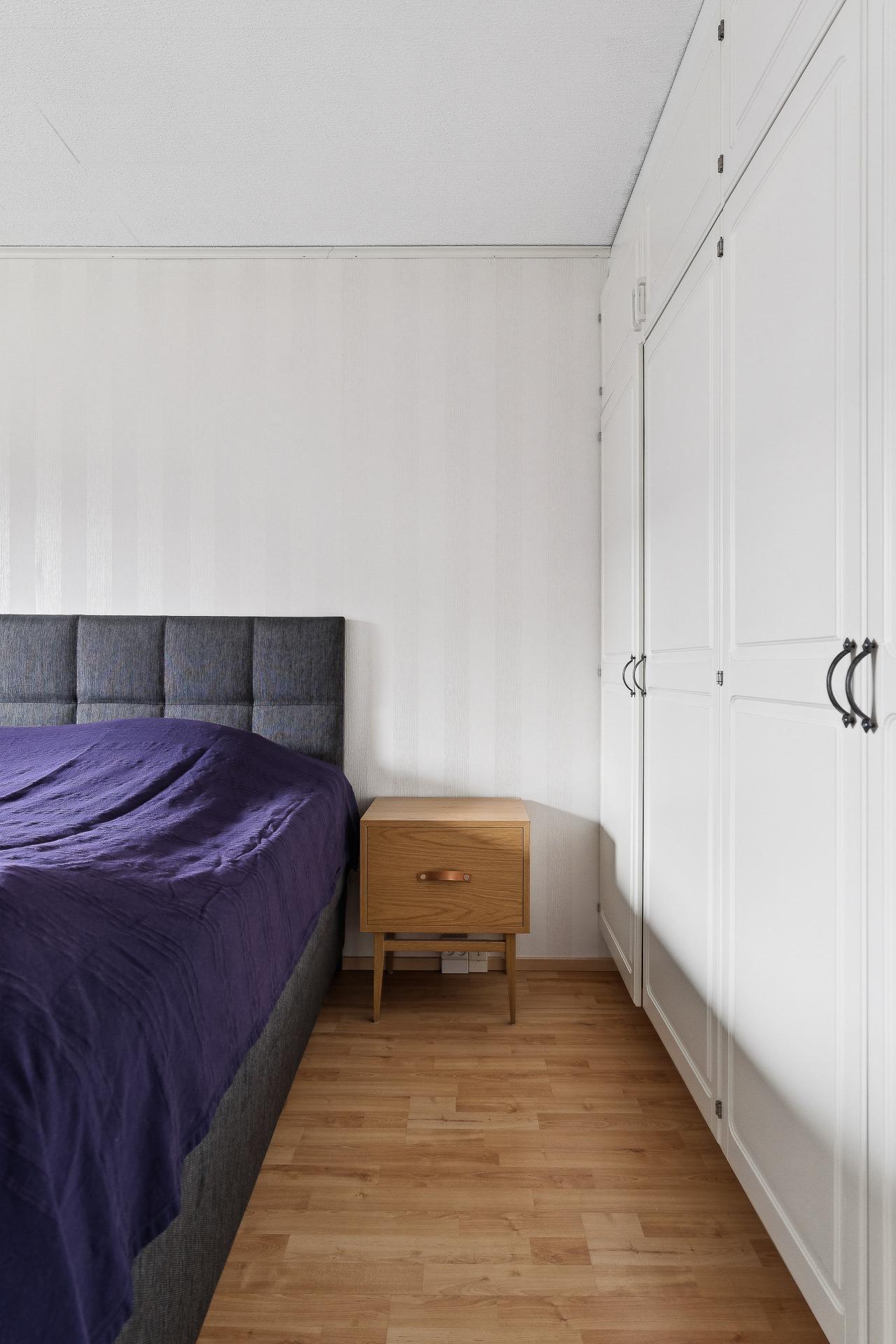 Eteisen yhteydessä olevissa makuuhuoneessa kaapistot