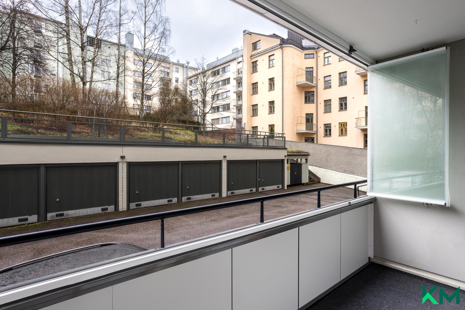 Lasitettu parveke olohuoneen jatkeena