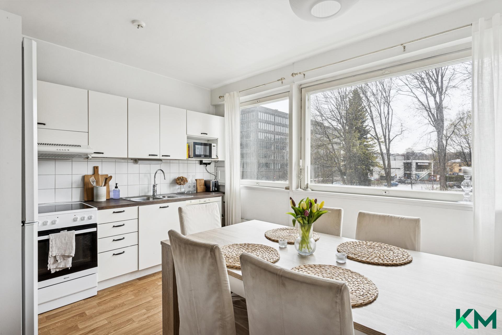 Iso keittiö, jonne mahtuu kunnon ruokapöytä