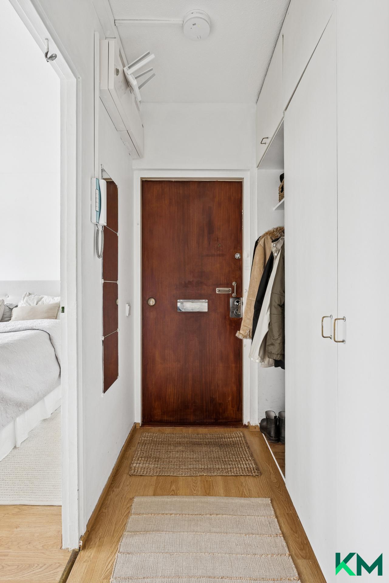 Eteisessä runsaasti kaappitilaa