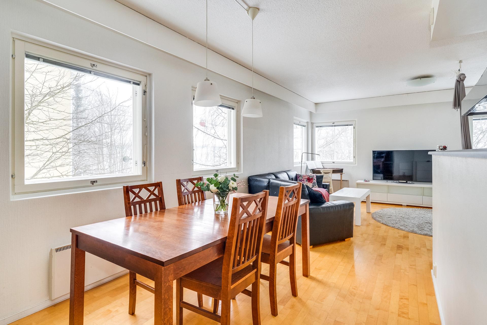 Valoisa ruokailutila