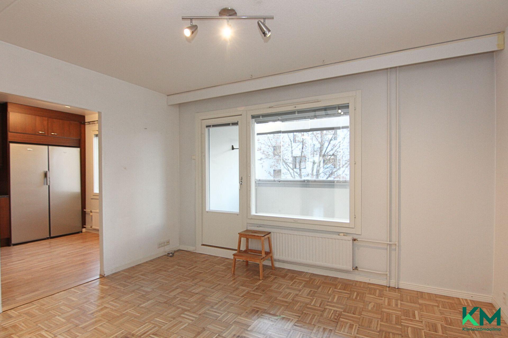 Olohuoneesta kulku lasitetulle parvekkeelle.