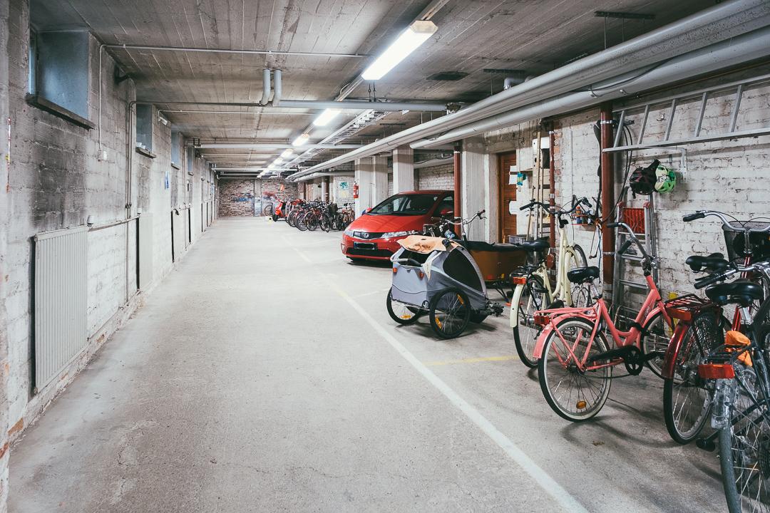 Taloyhtiössä iso auto/pyörätalli