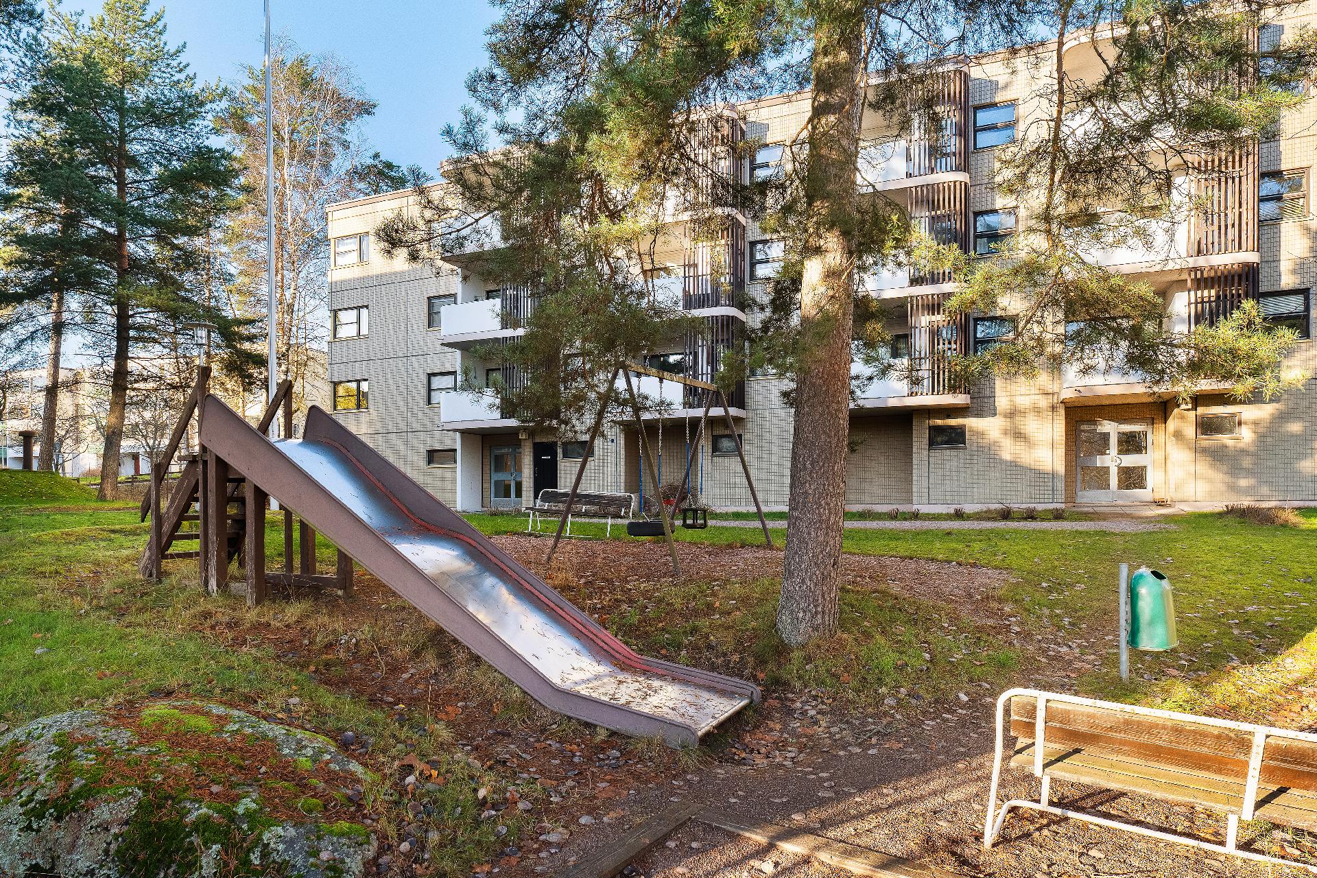 Taloyhtiön leikkkipaikkaa.