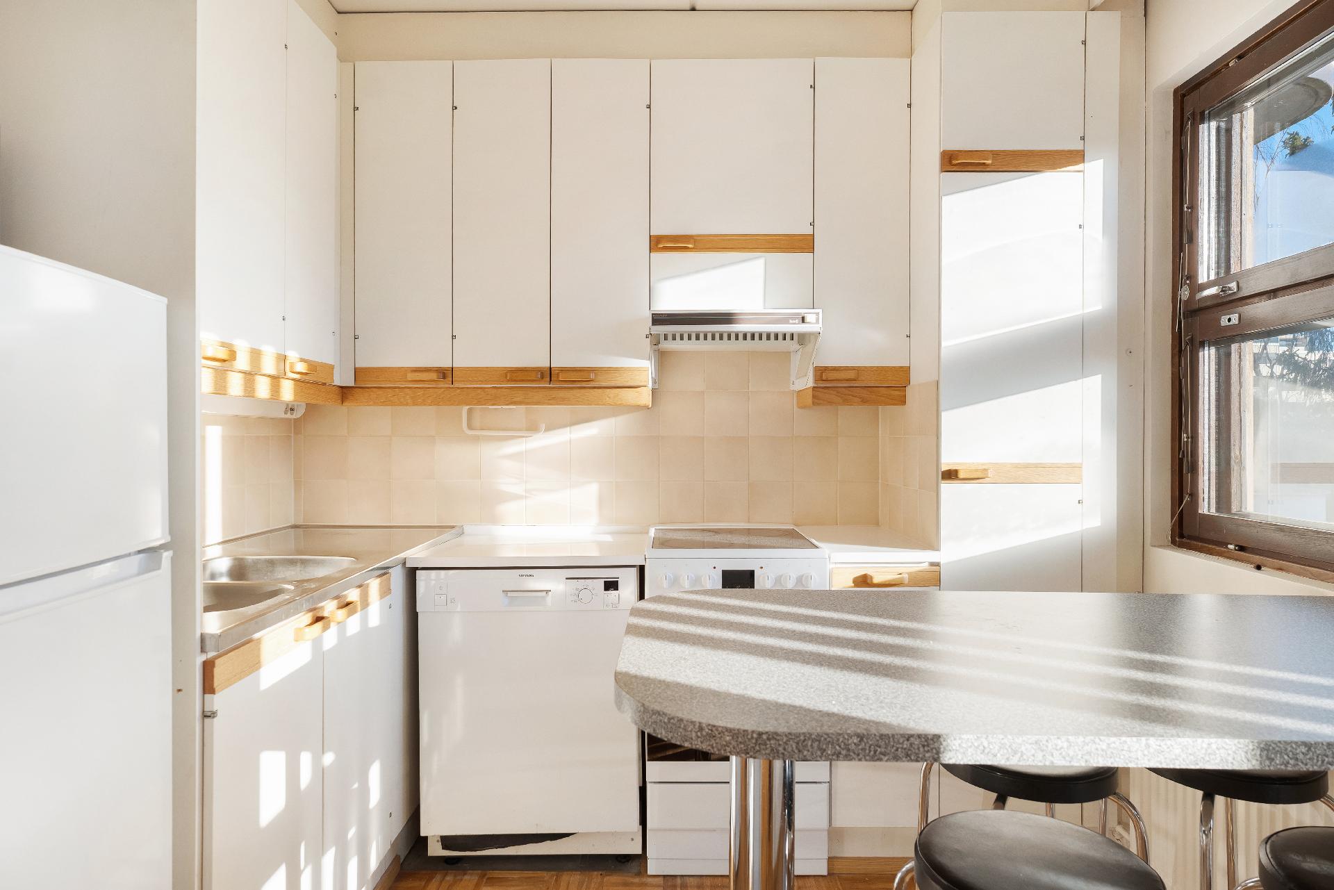 Keittiössä on runsaasti kaappitilaa.