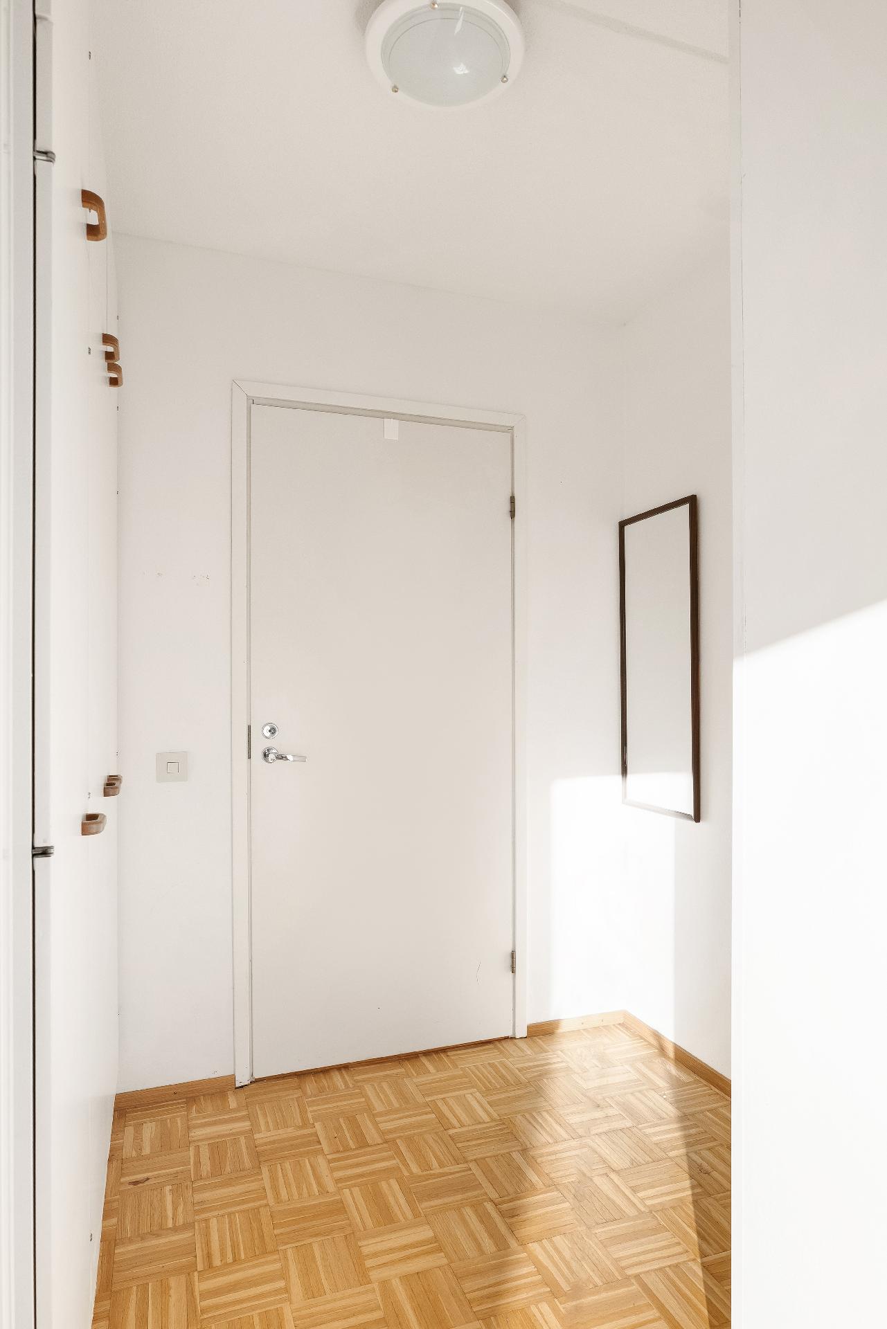 Eteisessä on kaappitilaa.