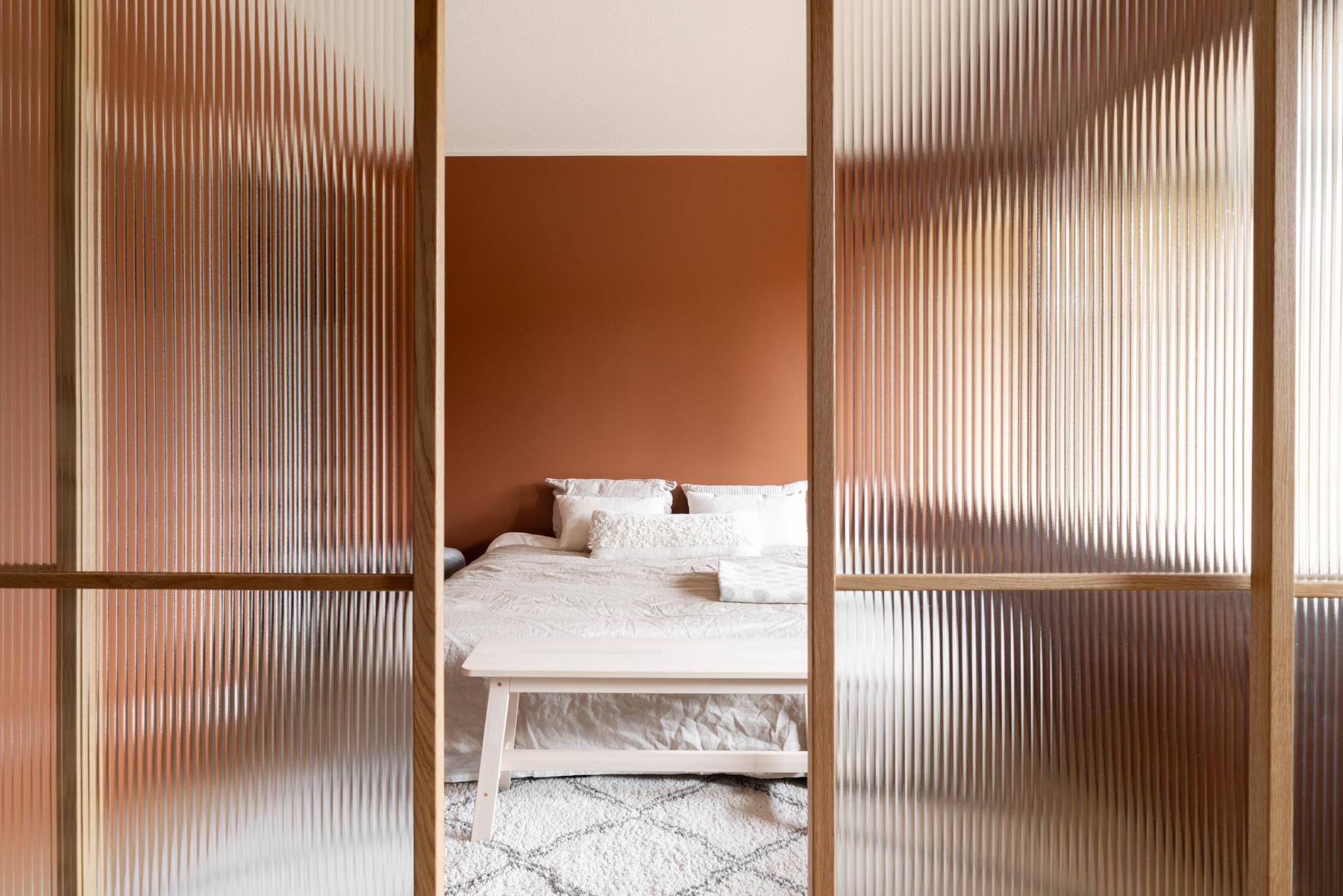 Alakerran toinen makuuhuone erotettu liukuovilla