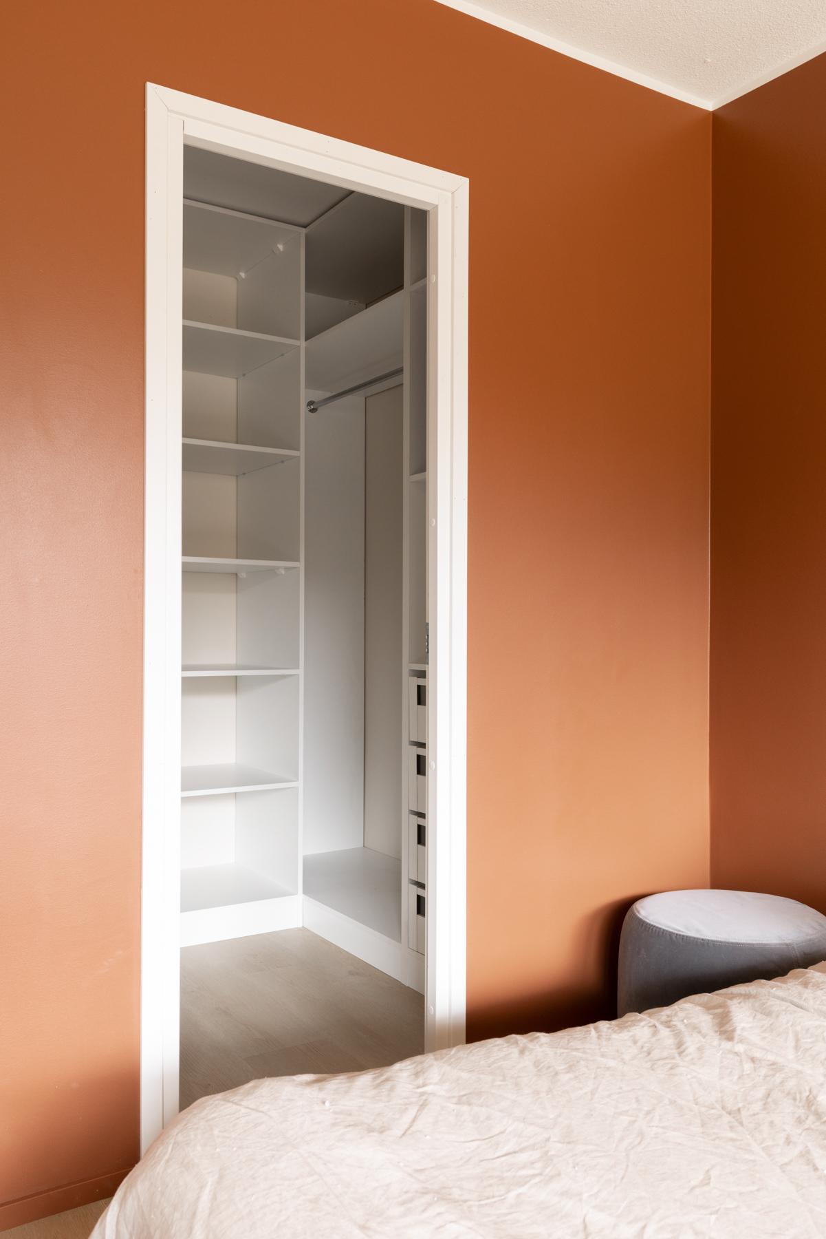 Molemmissa alakerran makuuhuoneissa vaatehuoneet