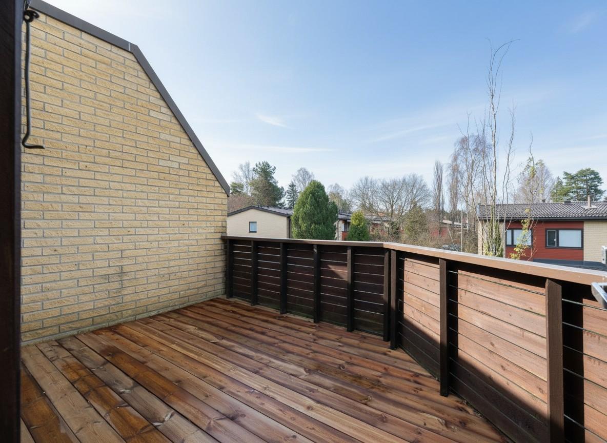 Yläkerran parveke etelän suuntaan