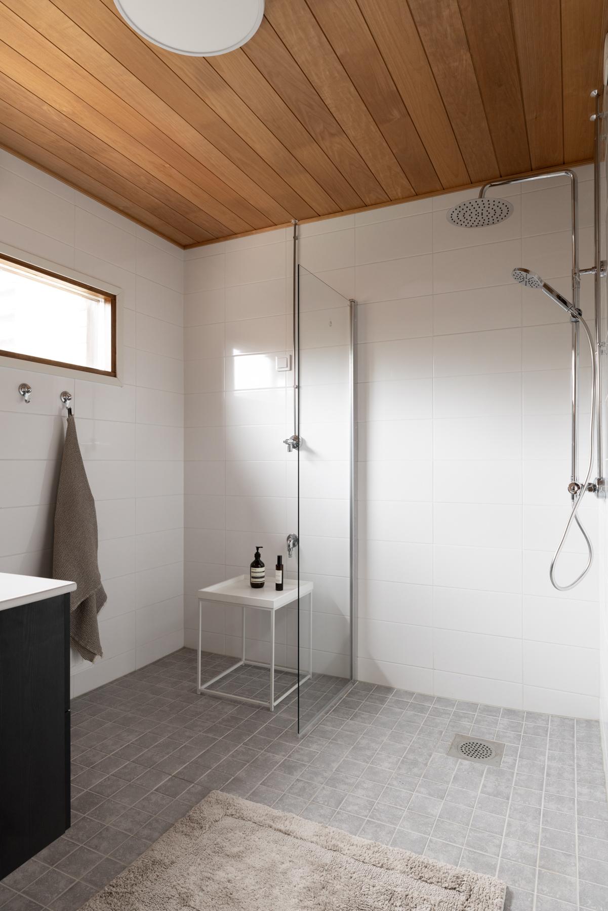 Alakerran kylpyhuonetta