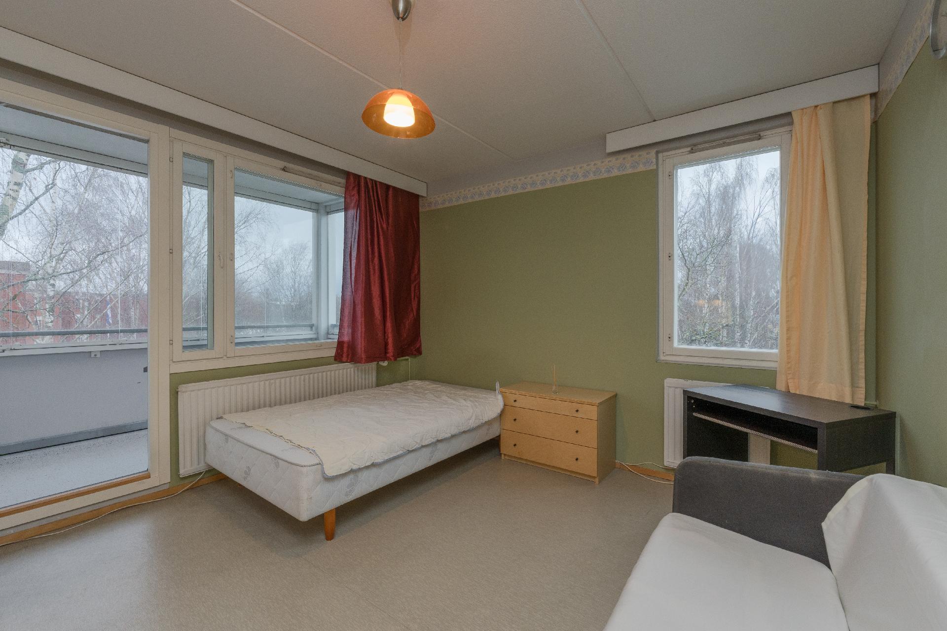 Olohuoneessa on ikkunoita kahteen suuntaan