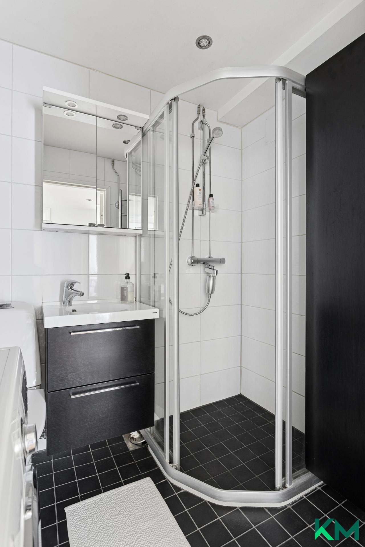 Putkiremontin yhteydessä uusittu kylpyhuone