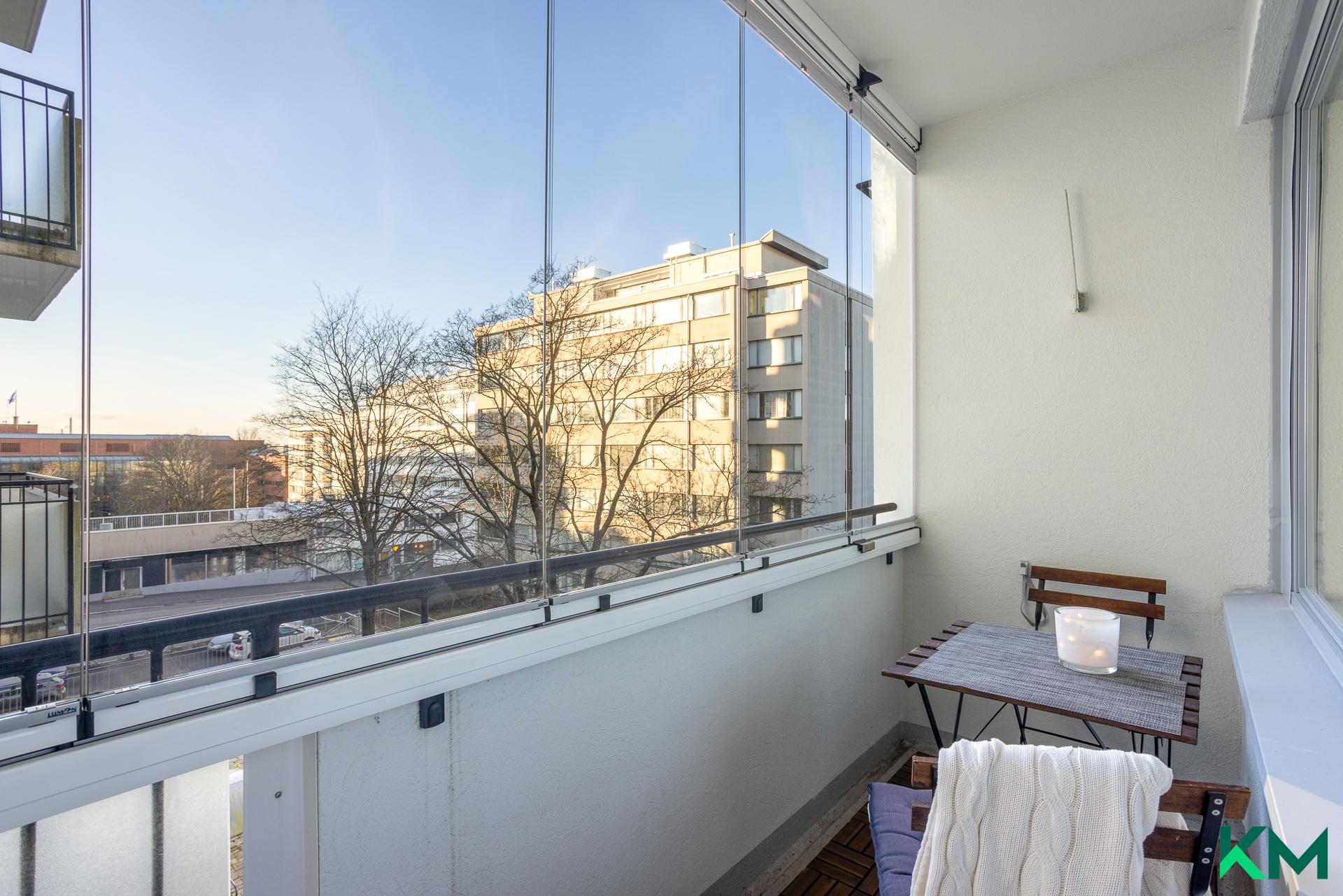 Lasitettu parveke, josta ihanat näkymät