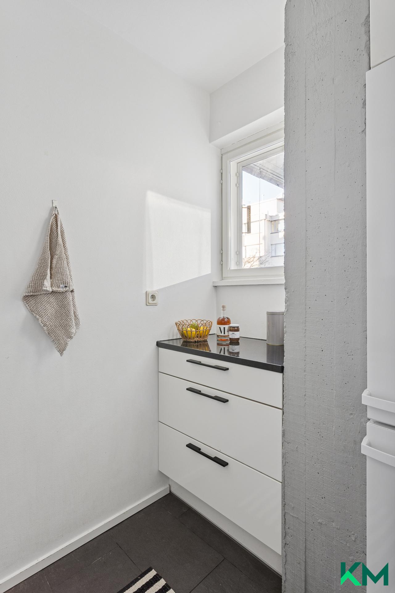 Ikkuna tuo kivasti valon keittiöön