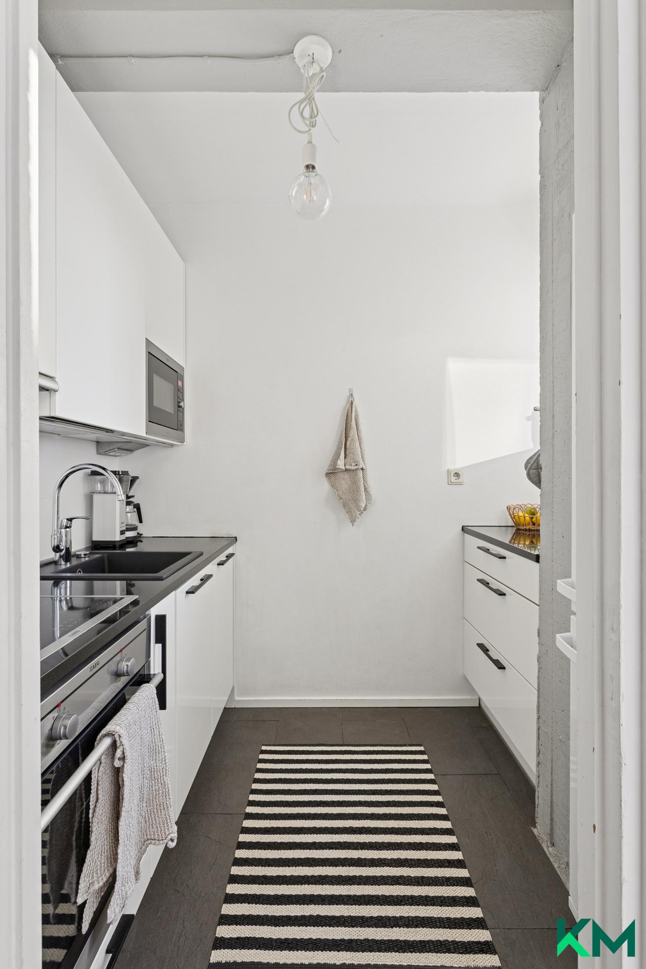 Tyylikkäät kaapit integroituine kodinkoneineen