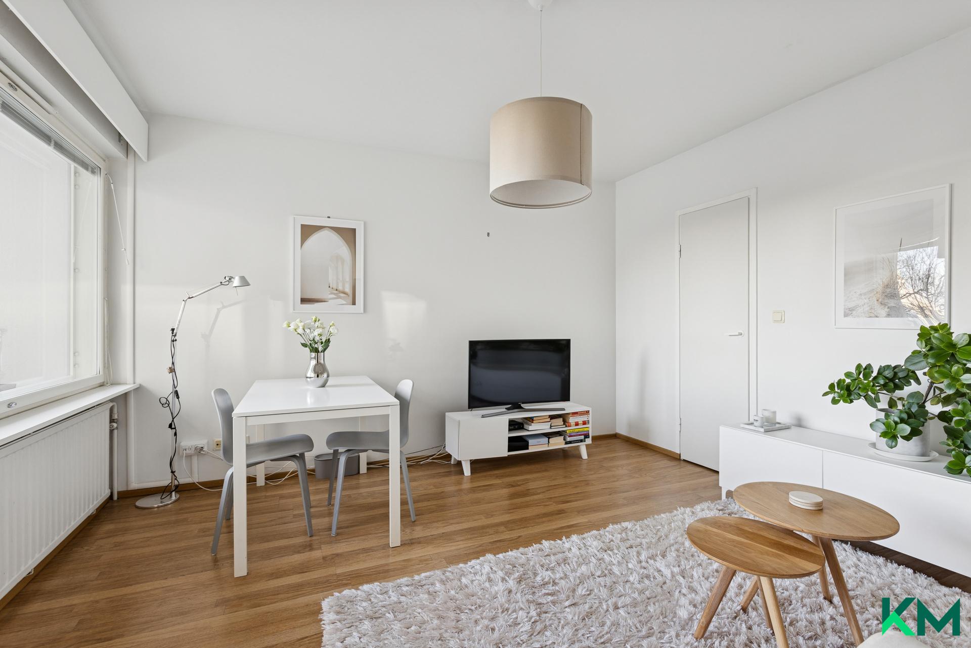 Olohuoneen perällä iso vaatehuone