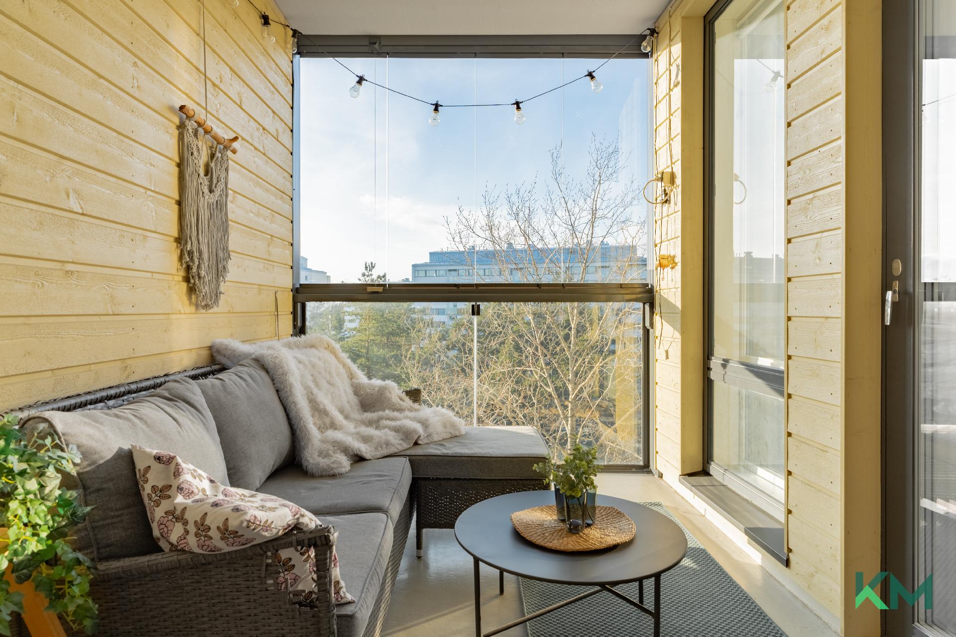 Parvekkeelle mahtuu hyvin!