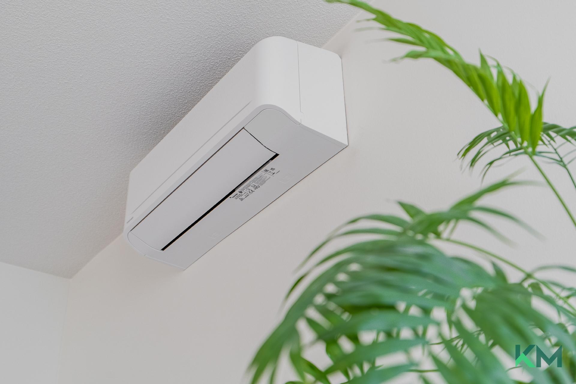 Olohuoneessa ilmalämpöpumppu viilennykseen