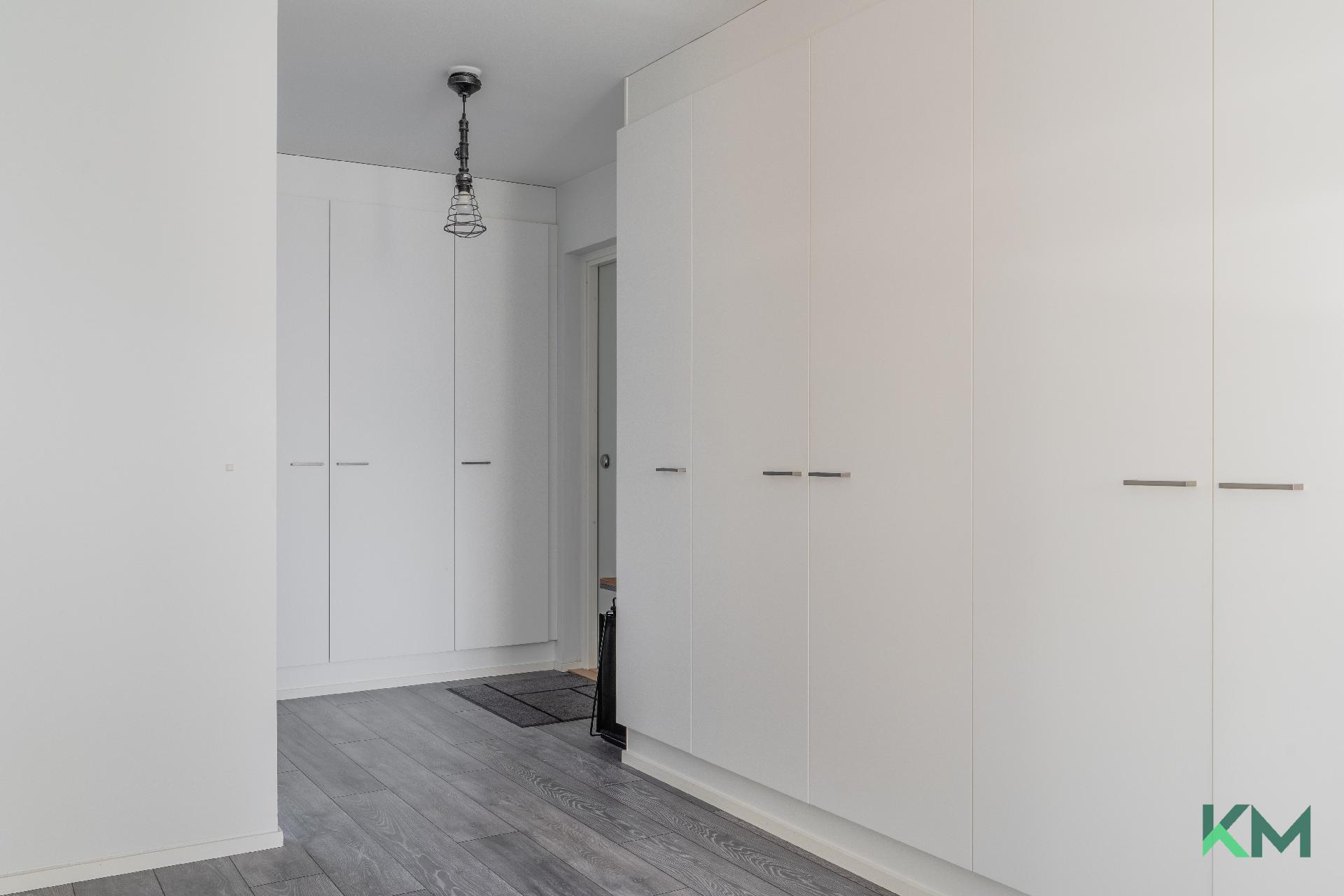 Käytävällä on reilusti kaappeja