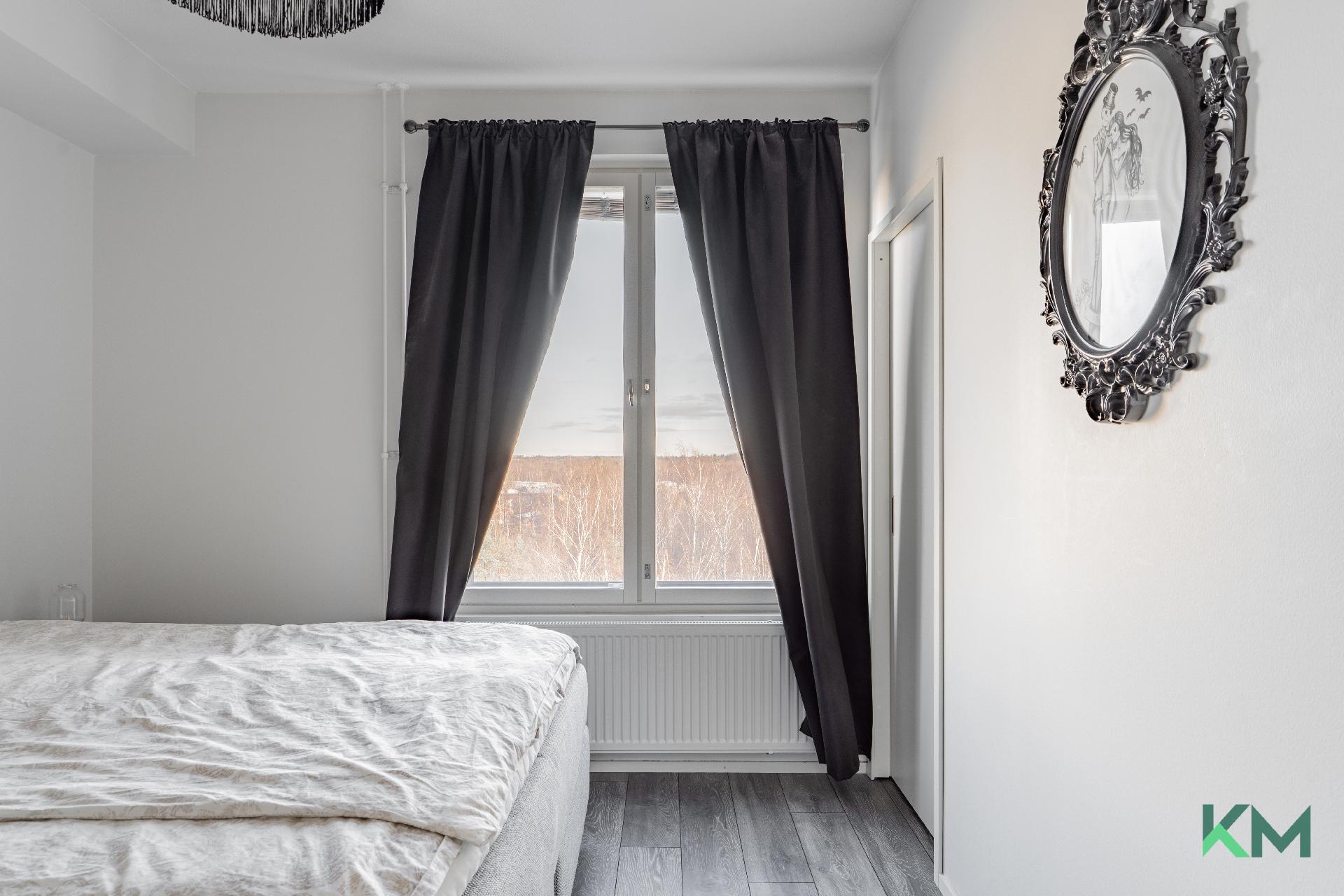 Makuuhuoneen yhteydestä löytyy vaatehuone