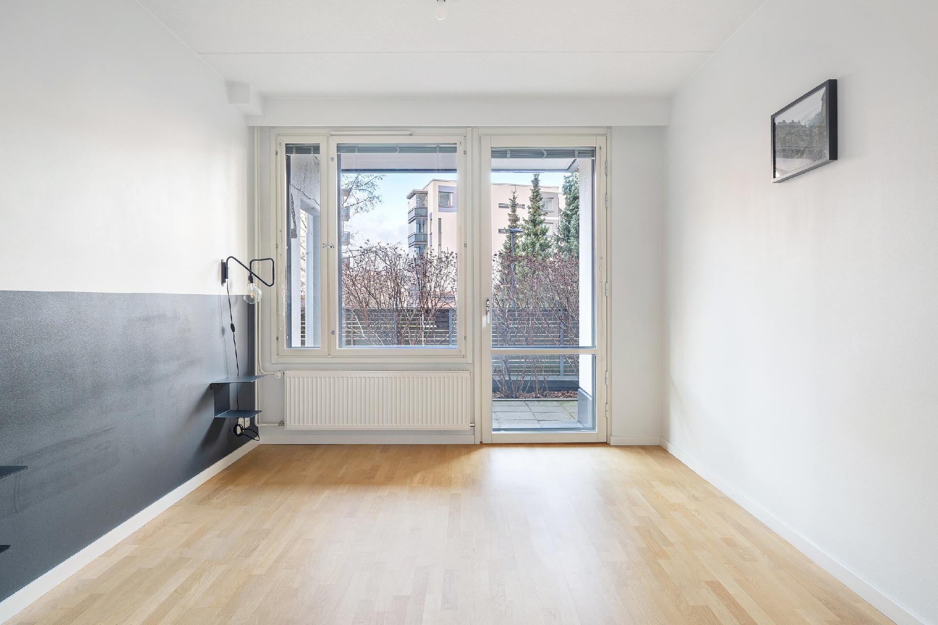 2. makuuhuone, käynti pihalle