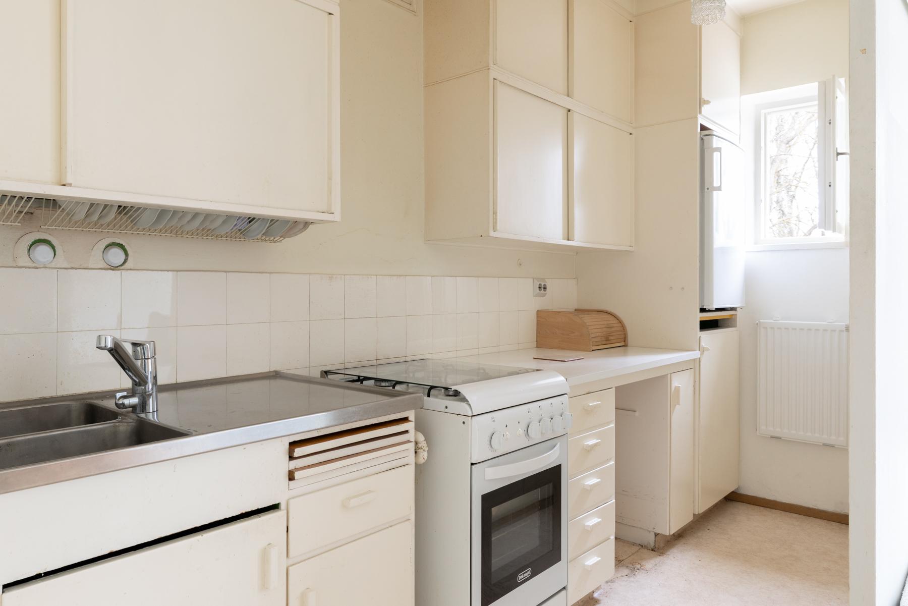 Ikkunallista keittiötä