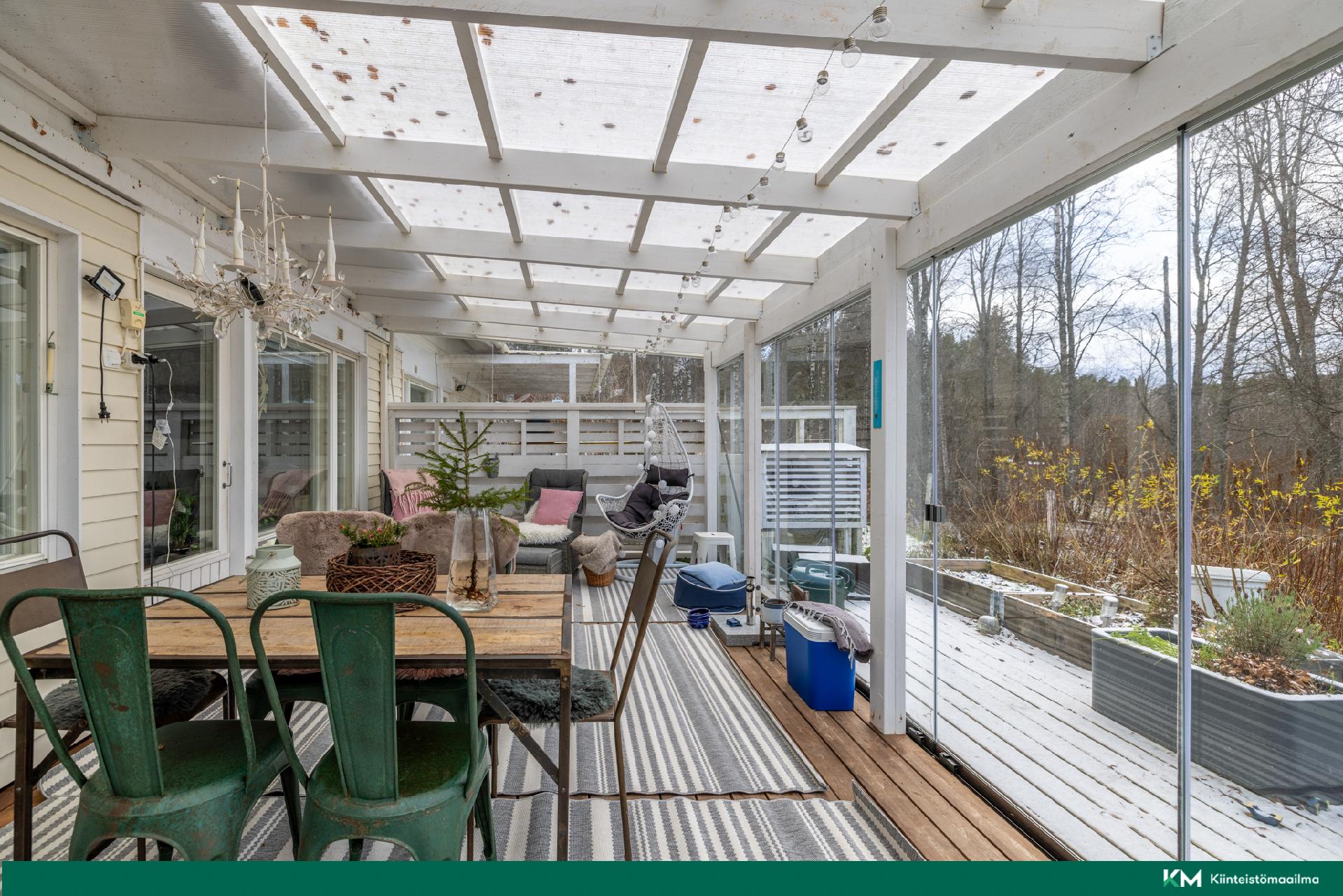 Lasitettu terassi takapihalla.