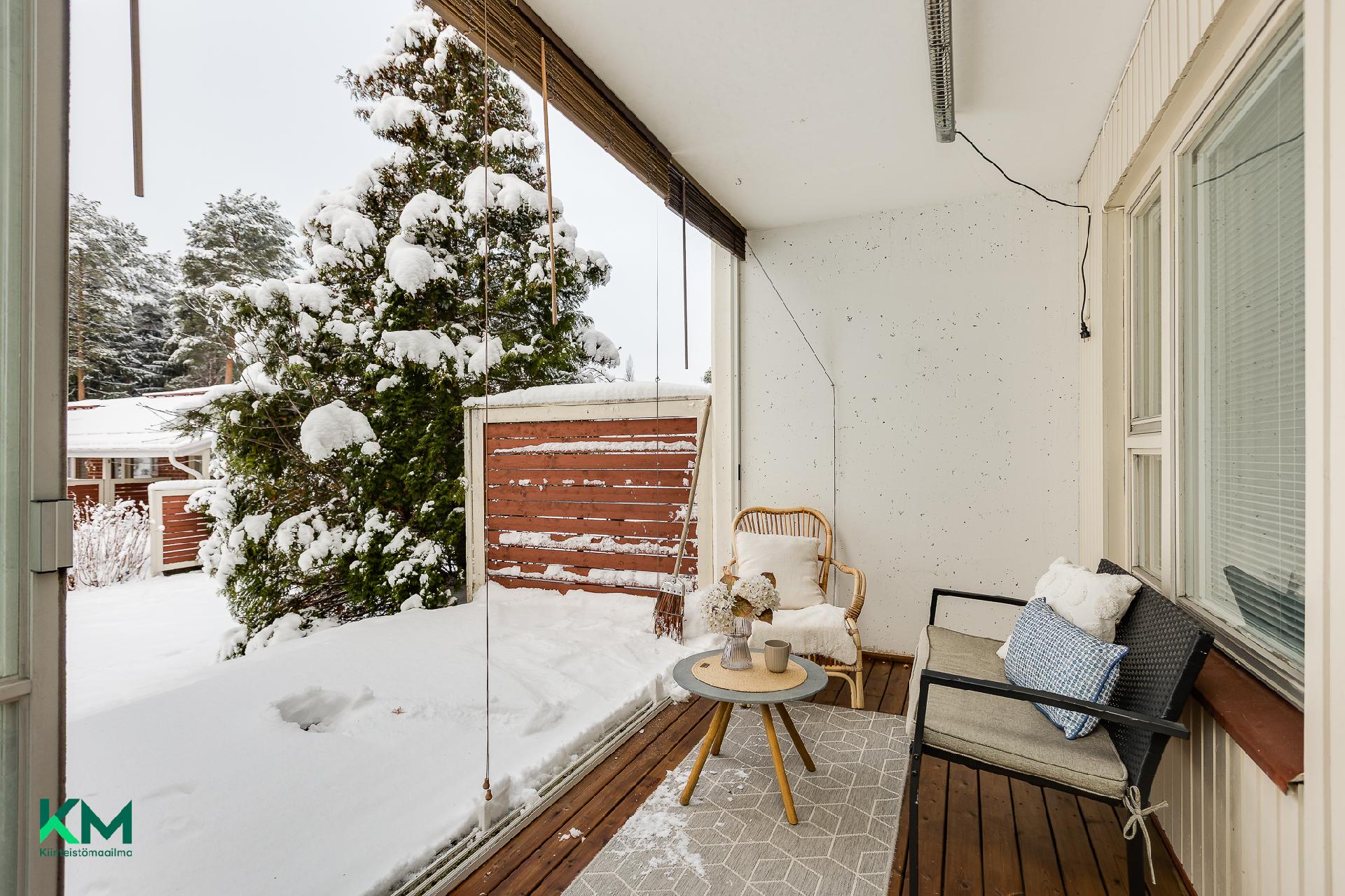 Lasitettu terassi ja pieni oma takapiha