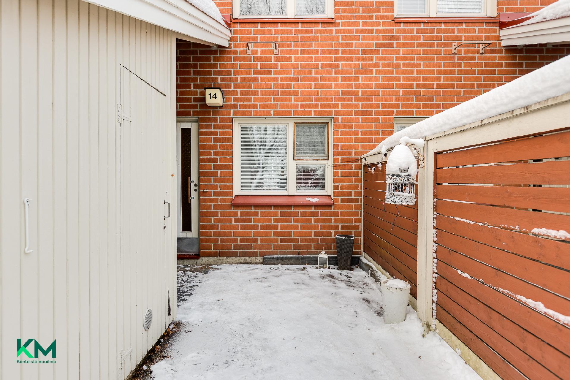 Ulkovarasto ulko-oven vieressä