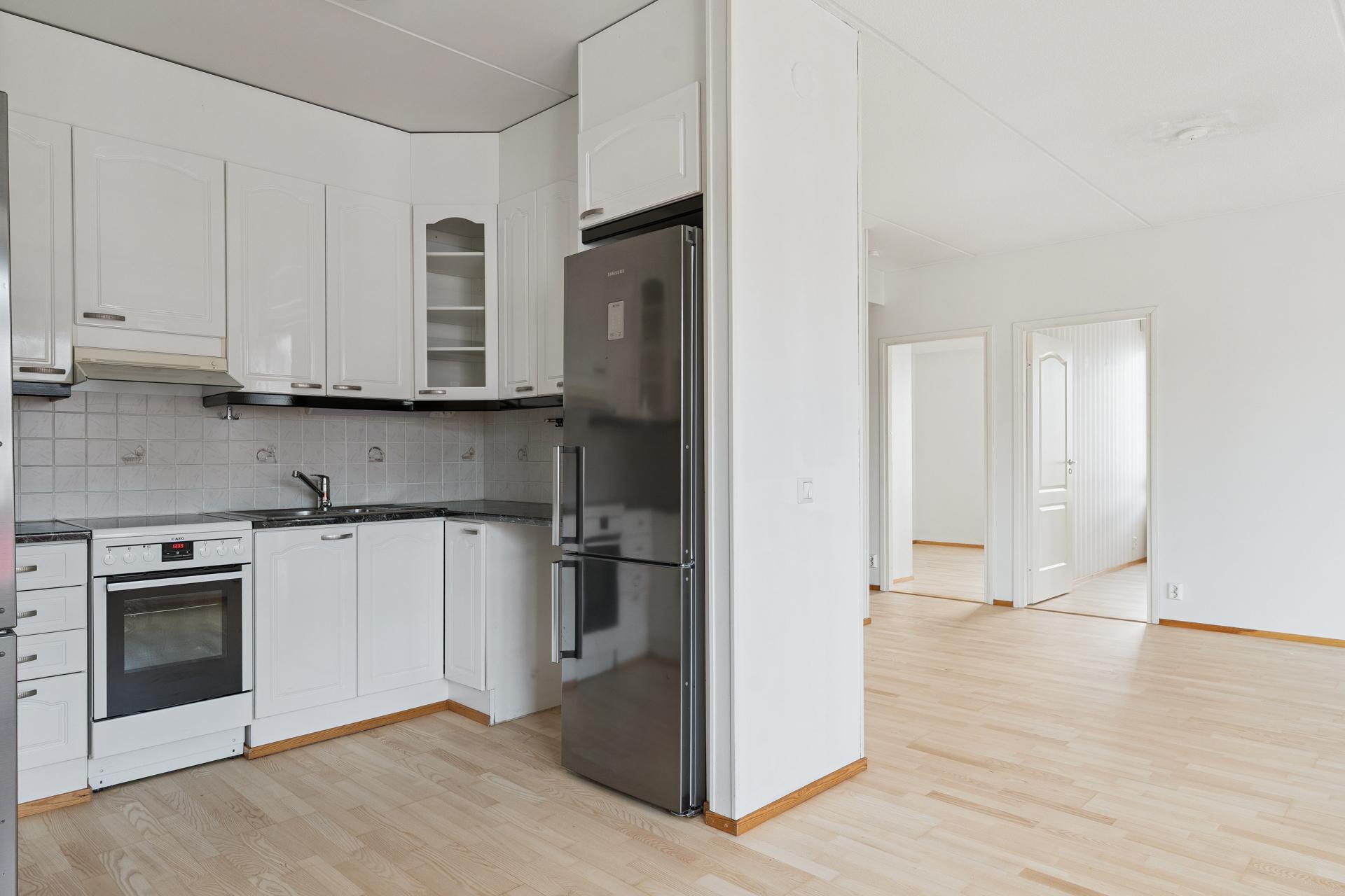 Keittiö avautuu ruokatilaan ja olohuoneeseen