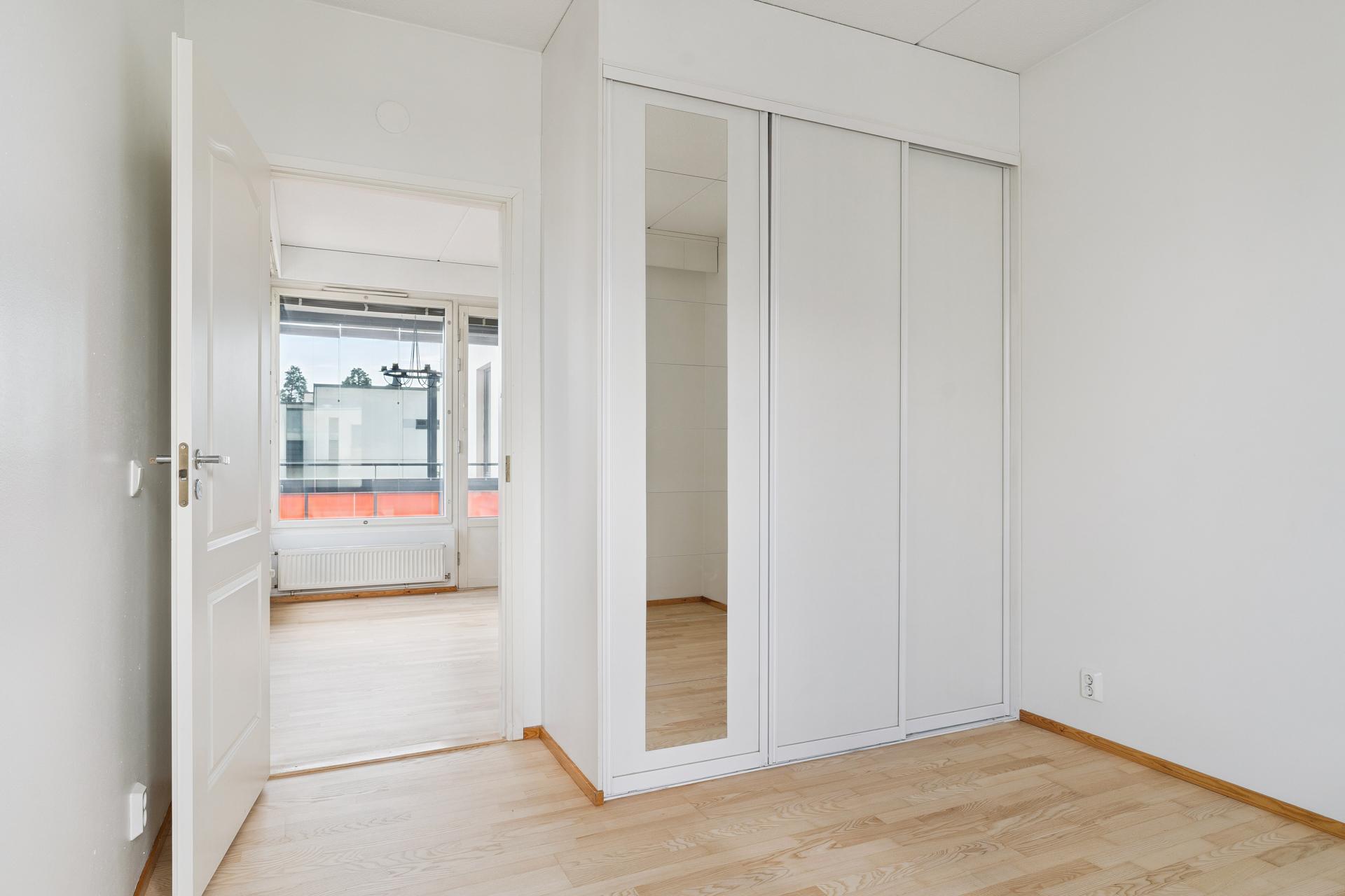 Makuuhuoneissa liukuovelliset kaapit