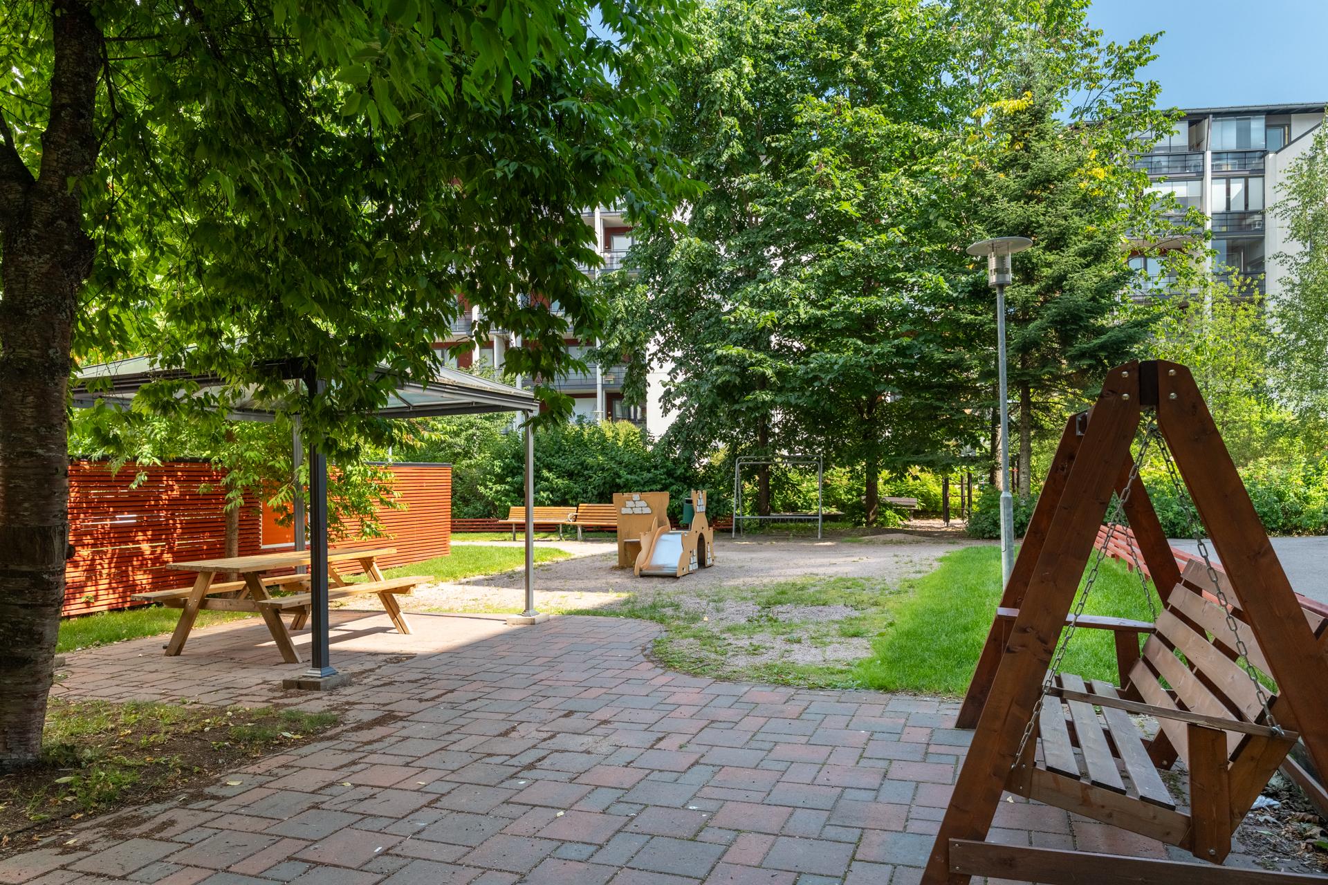 Taloyhtiön viihtyisä sisäpiha!