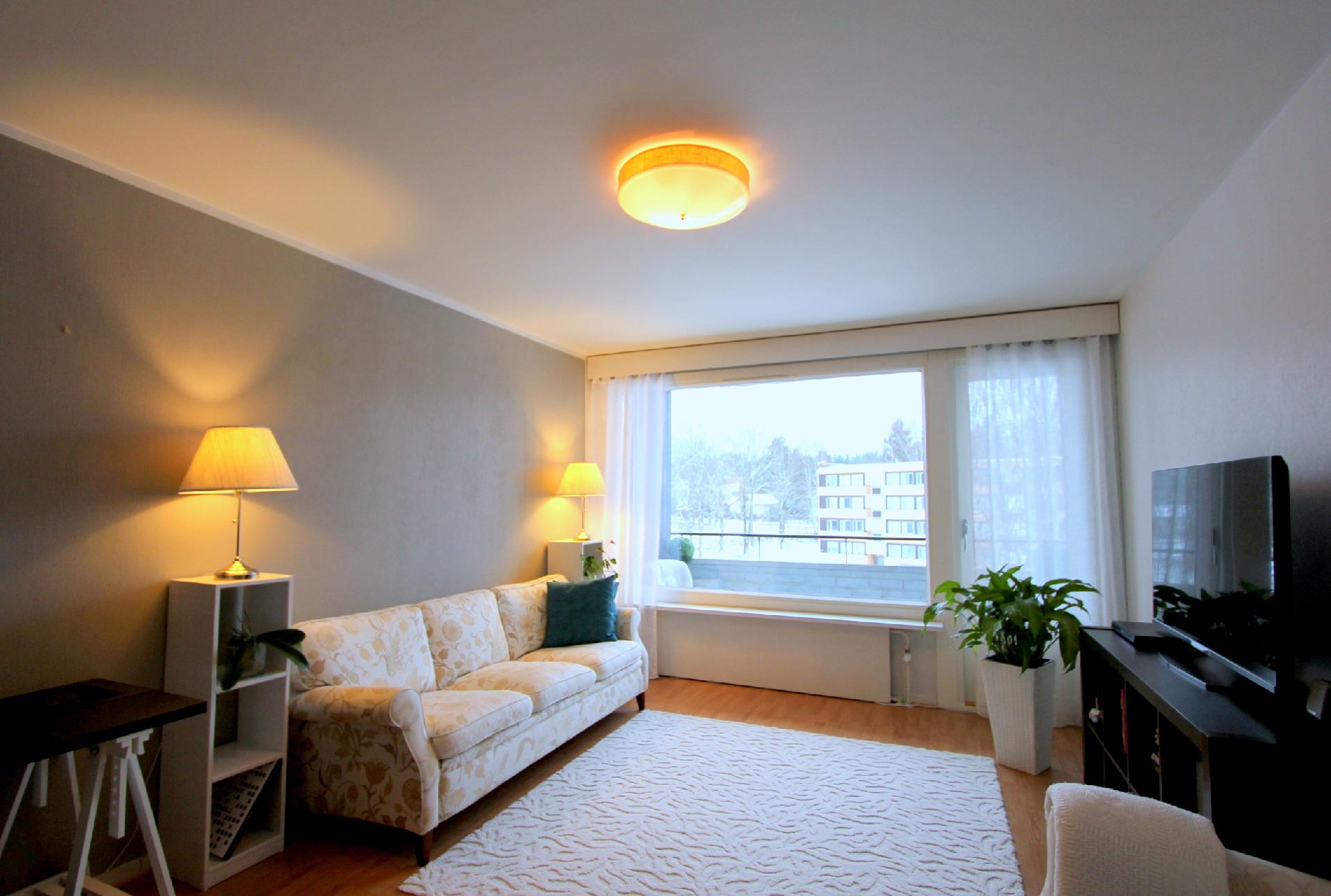 Olohuone ja käynti parvekkeelle