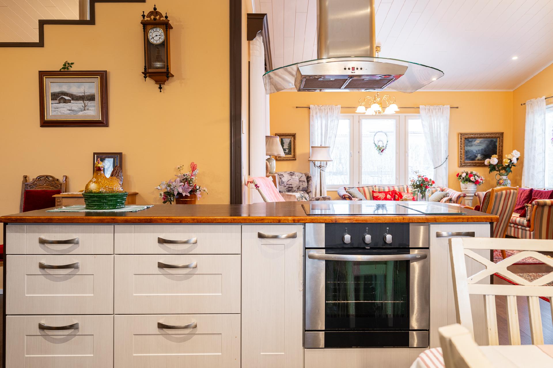 Keittiöstä olohuoneeseenpäin