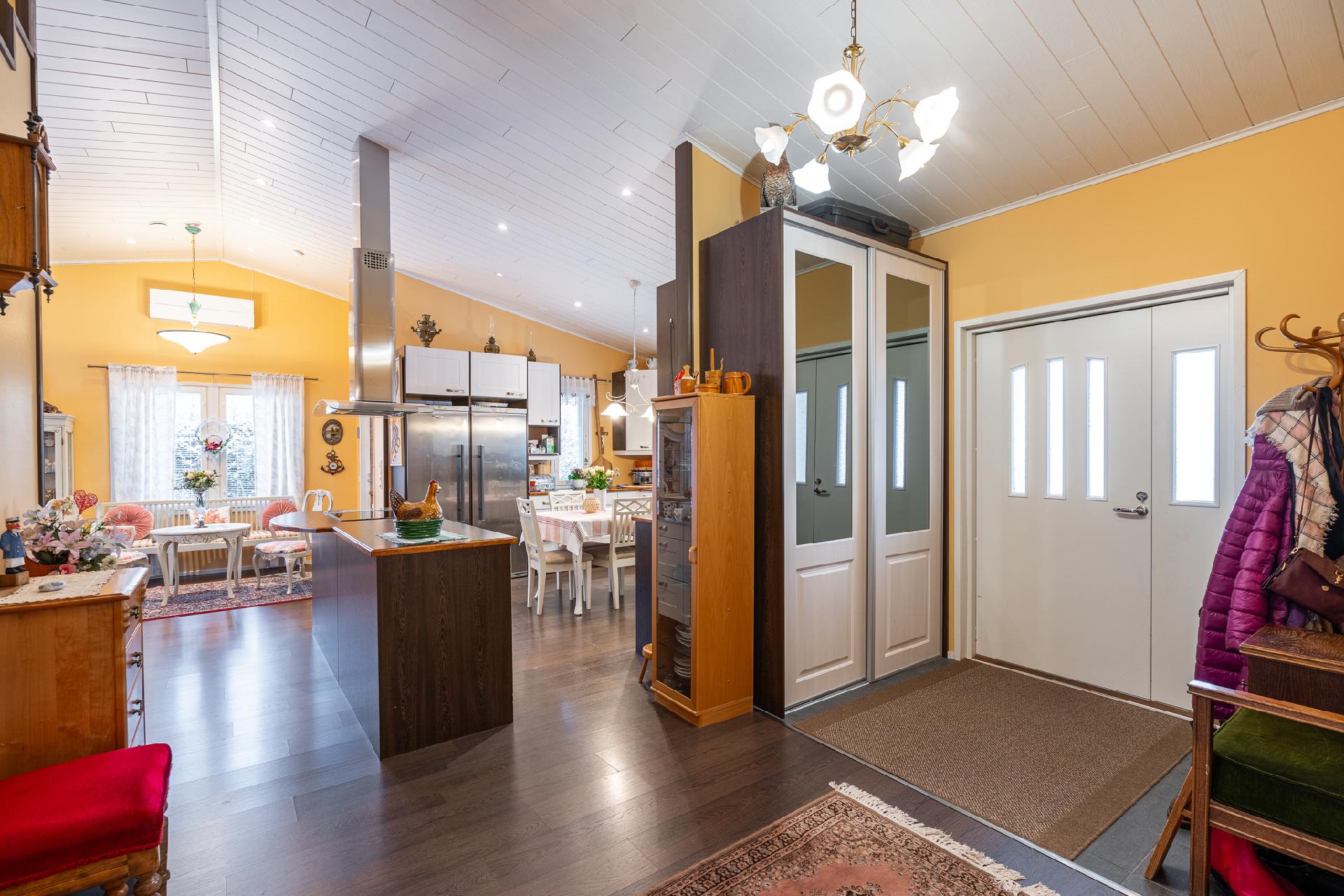 Eteinen_keittiö_olohuone_pääsisäänkäynti