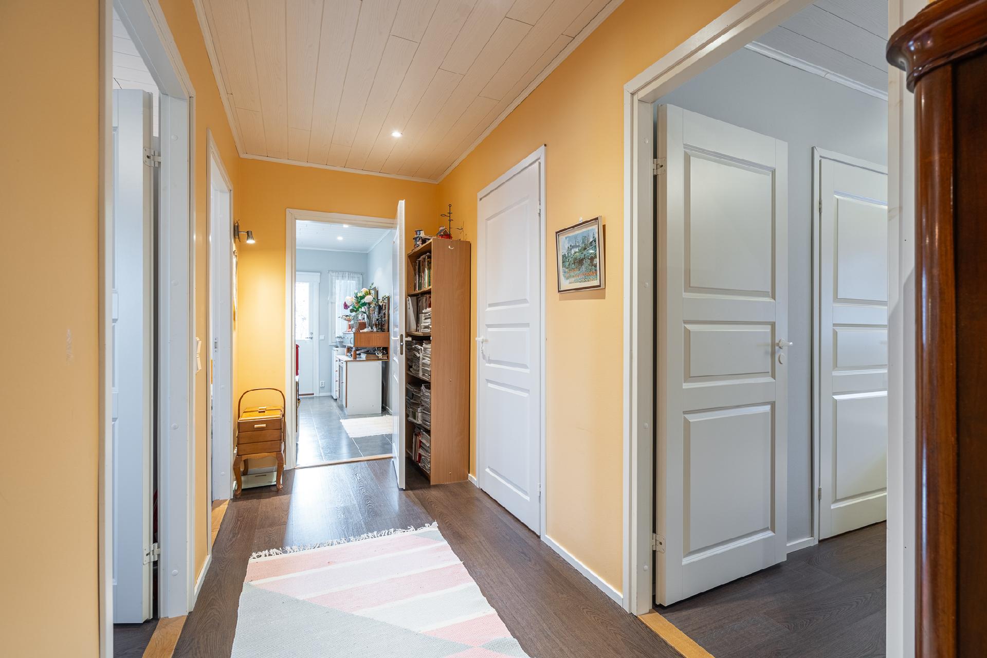 Käytävää kodinhoitohuoneeseenpäin