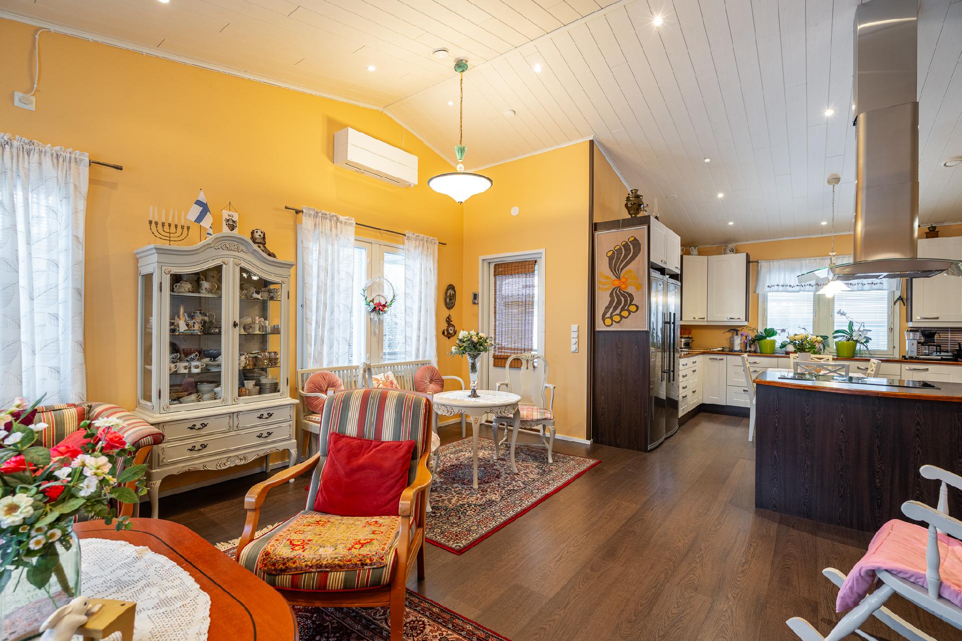 Olohuoneesta keittöönpäin