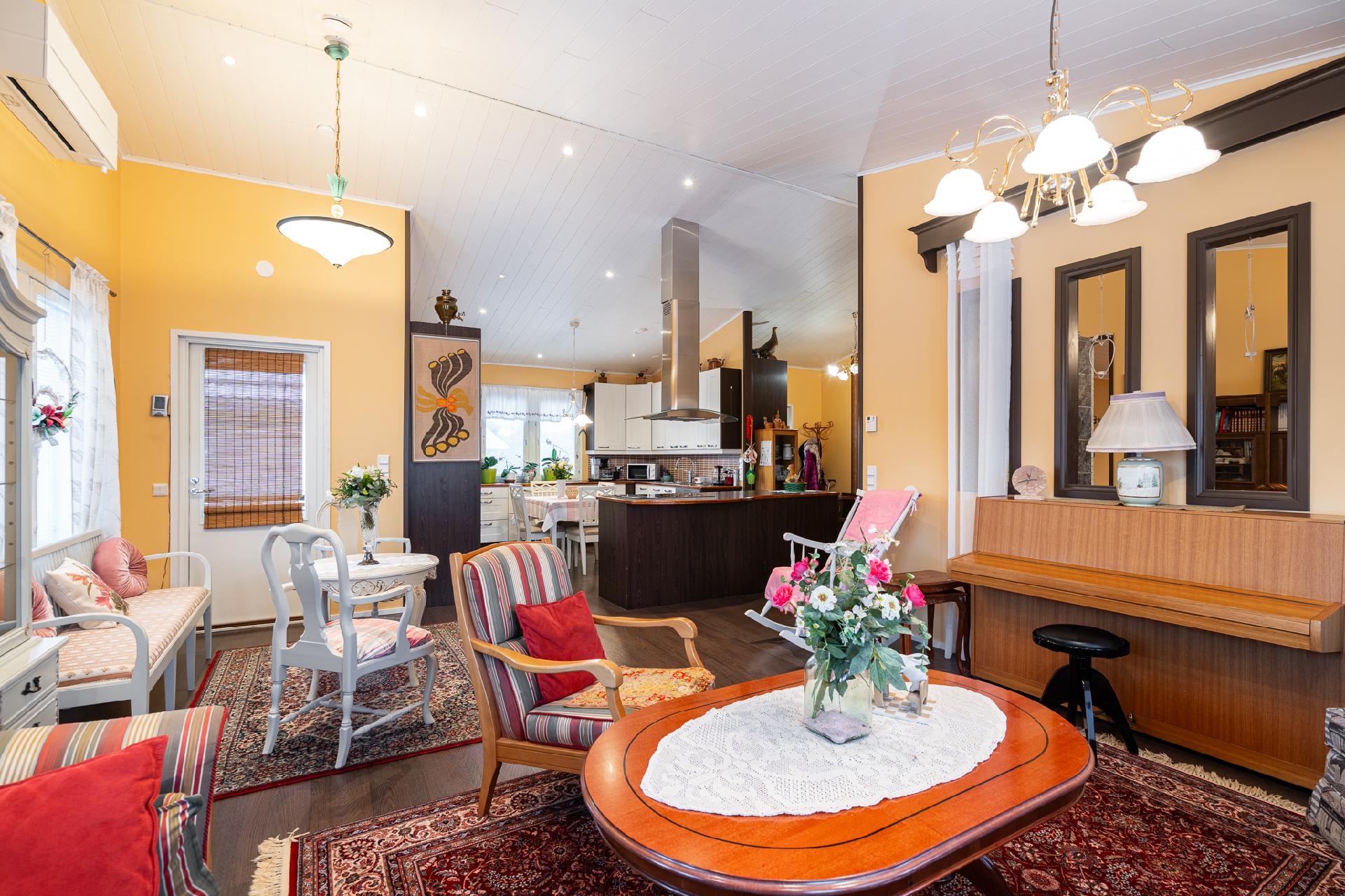 Olohuoneesta keittiöönpäin