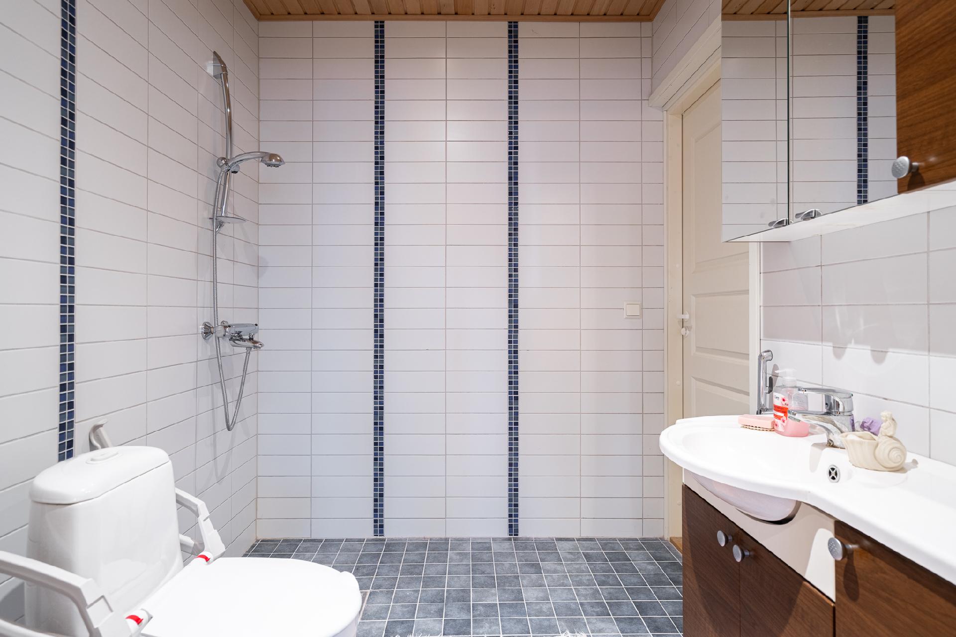 Psh/Wc makuuhuoneen yhteydessä