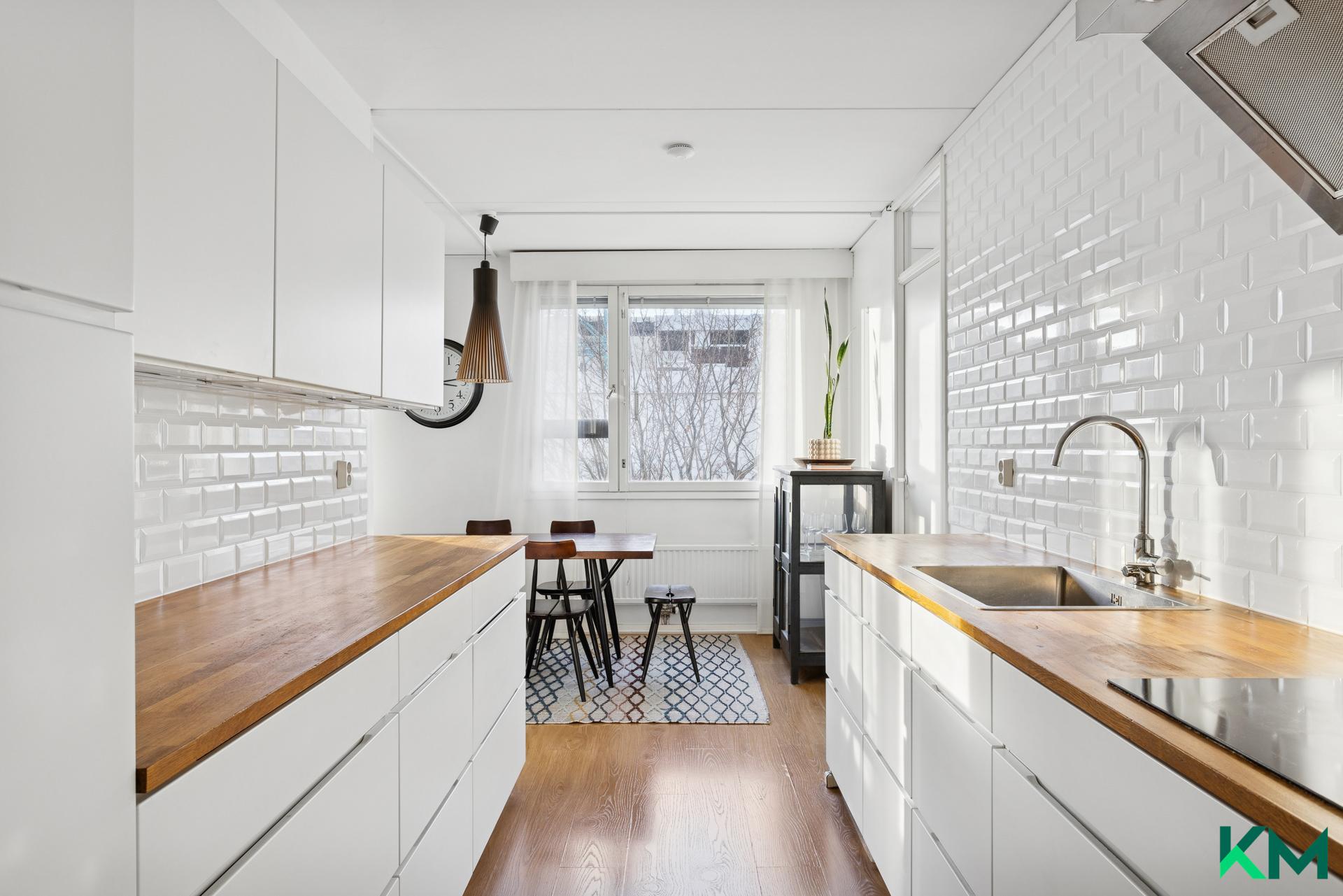 Keittiössä runsaasti kaappi- ja kokkaustilaa