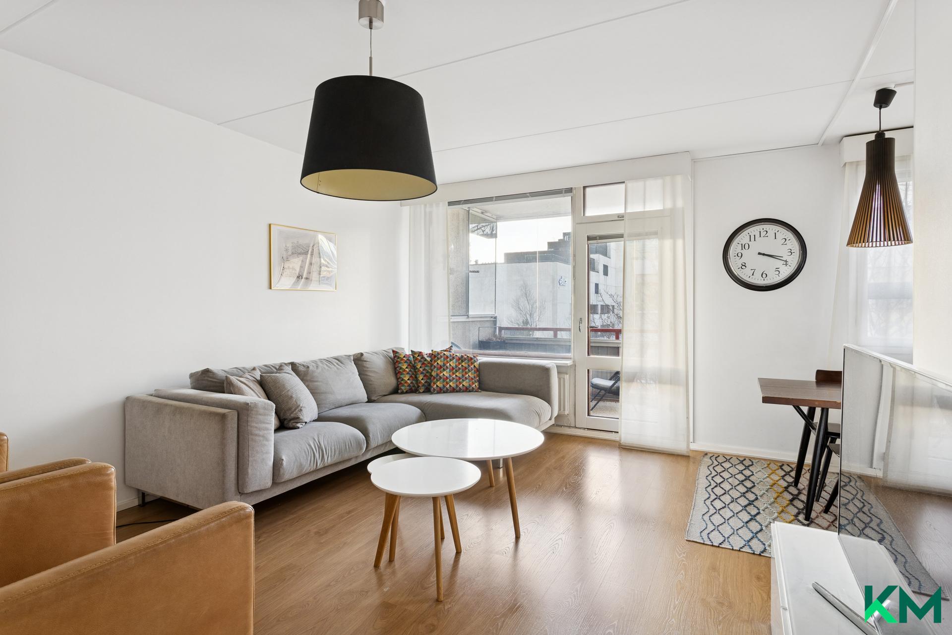 Iso olohuone, josta käynti parvekkeelle