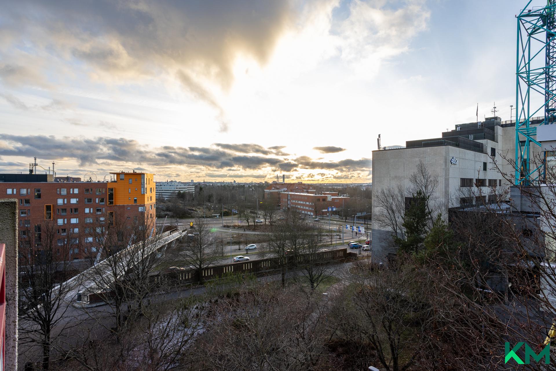 Upeat kaupunkinäkymät parvekkelta