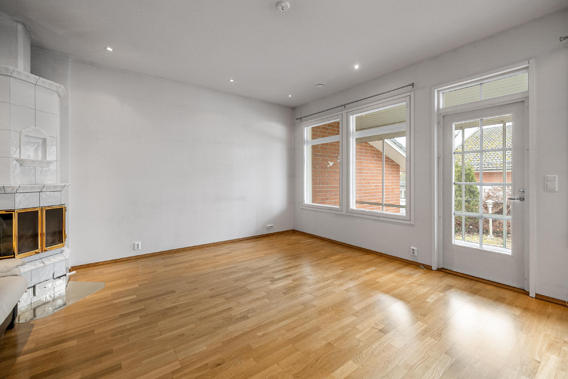 Olohuoneesta on käynti lasitetulle terasille sekä takapihalle