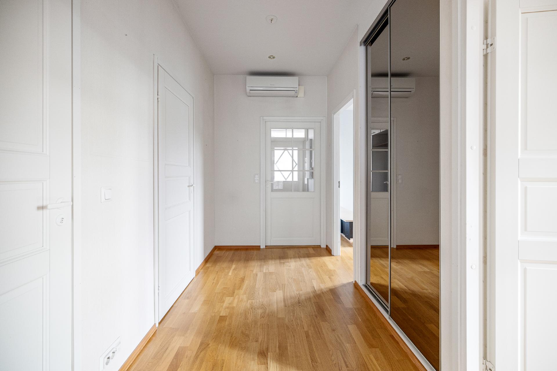 Eteisessä on ilmalämpöpumppu